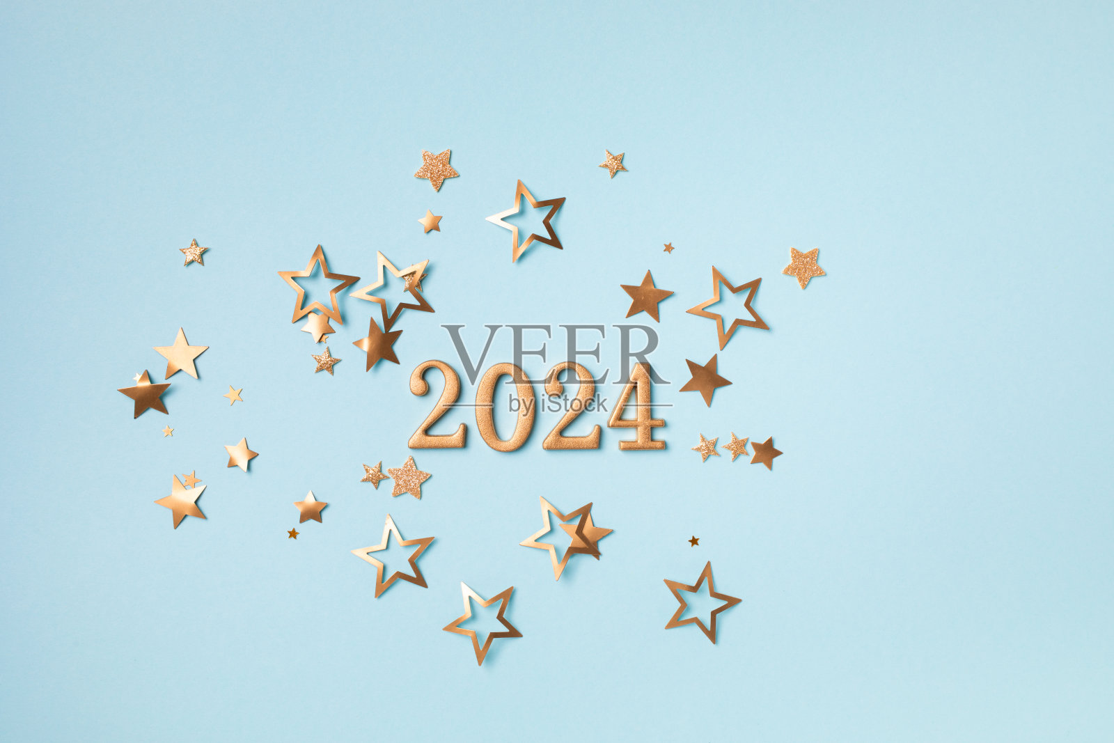 2024年新年和圣诞节的背景与金色的彩纸星星俯视图。照片摄影图片