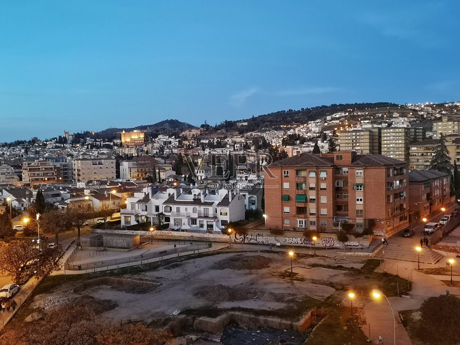 从扎伊丁街区眺望格拉纳达日落的部分景色照片摄影图片