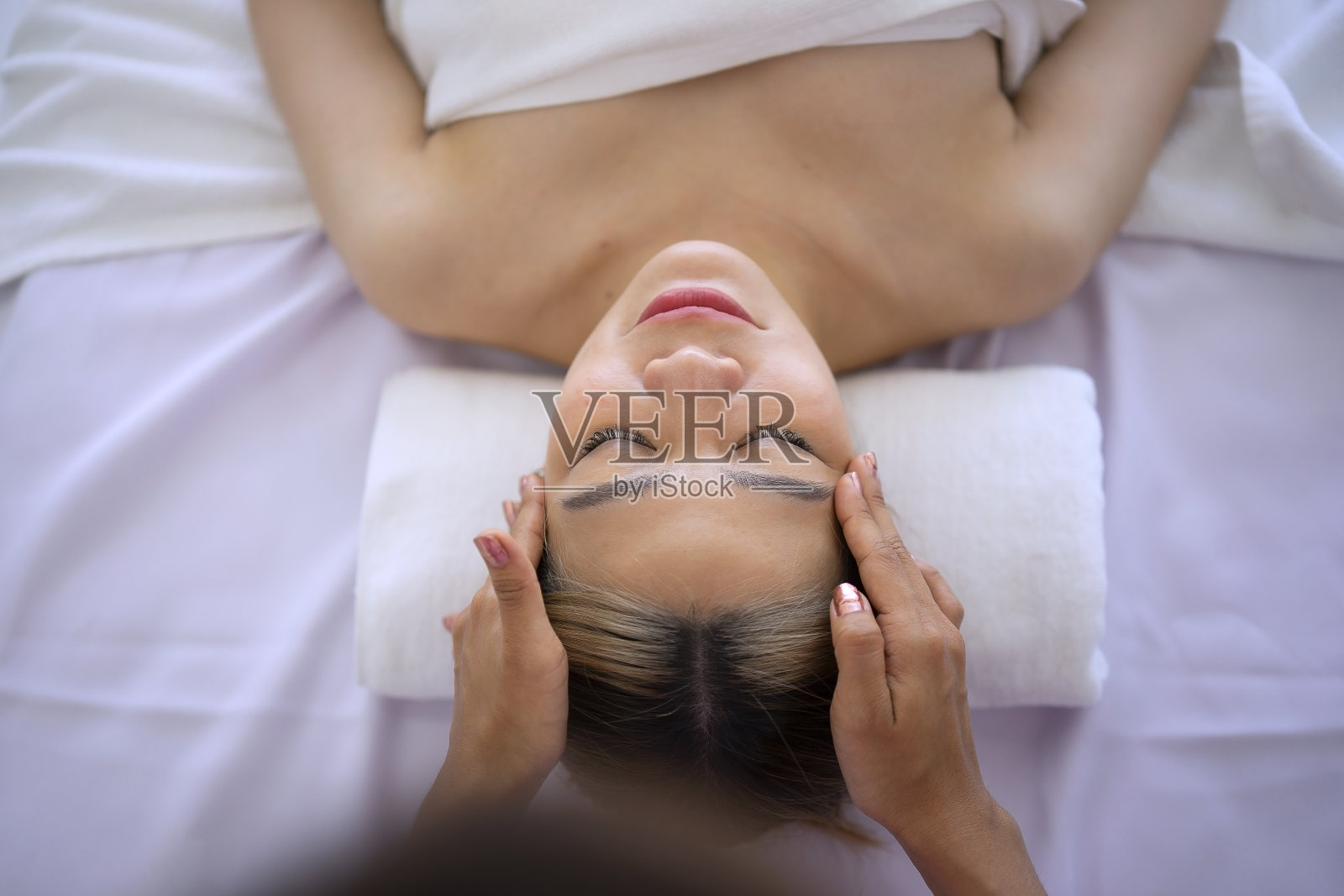 漂亮的女人花时间在度假和水疗酒店。照片摄影图片