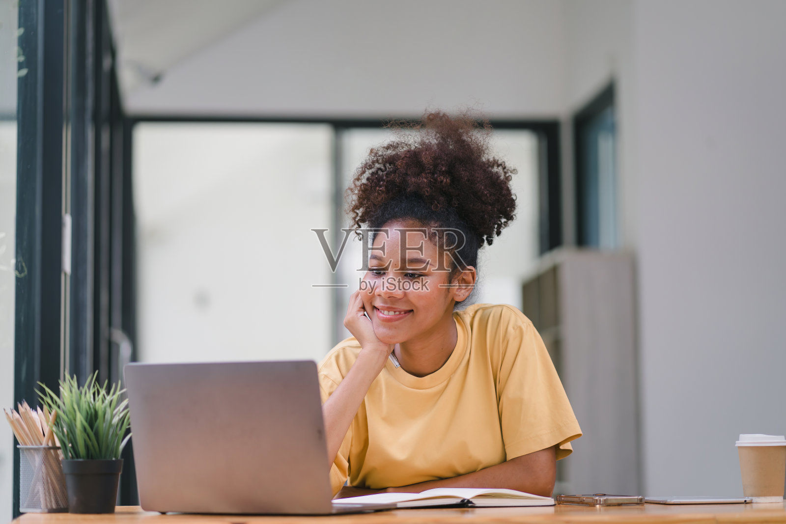 非裔美国大学生在线学习E-learning教育理念。照片摄影图片