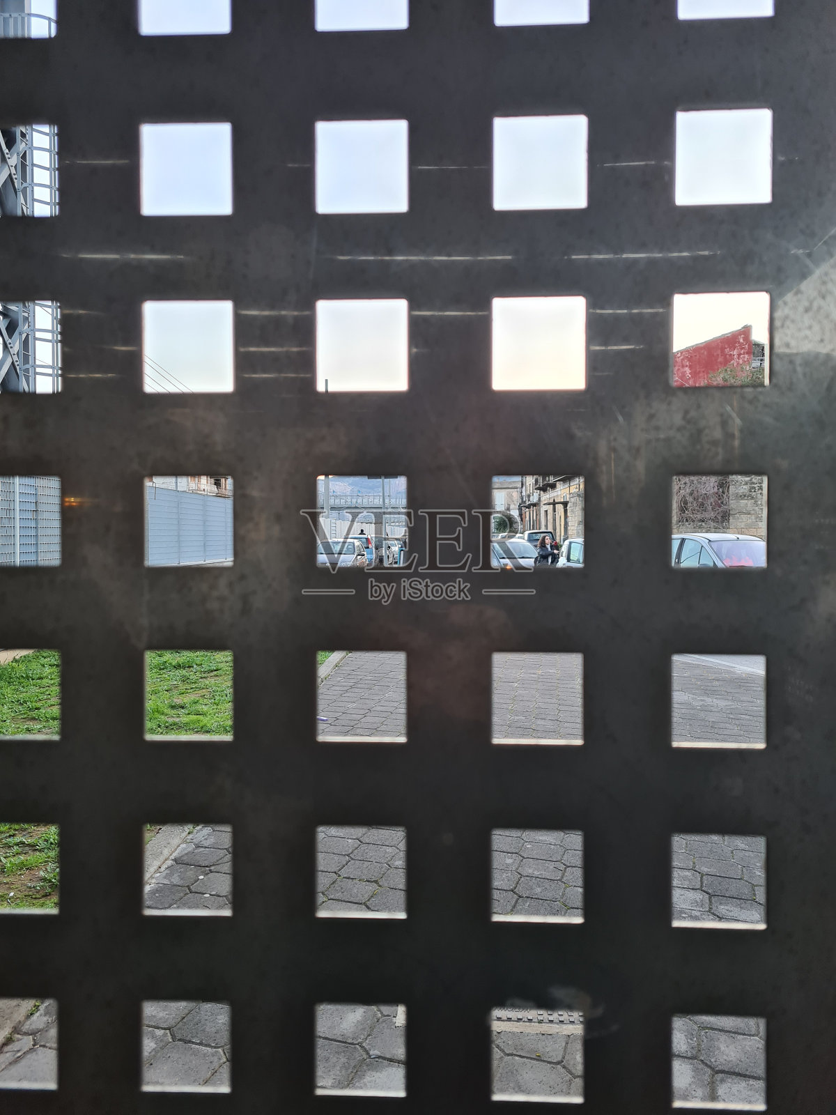 穿孔铁的垂直表面纹理照片摄影图片