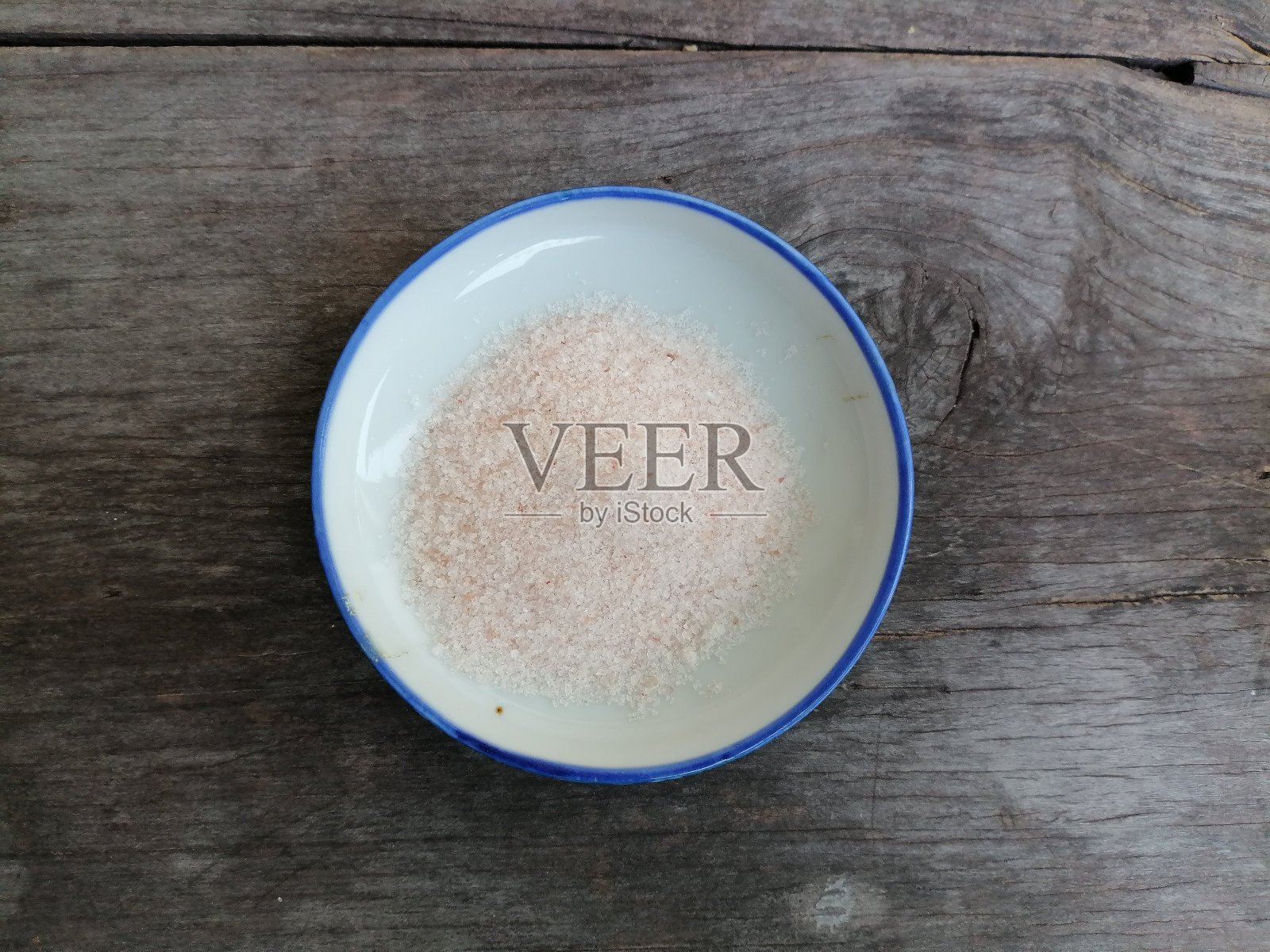 喜玛拉雅粉红盐在桌木背景上照片摄影图片