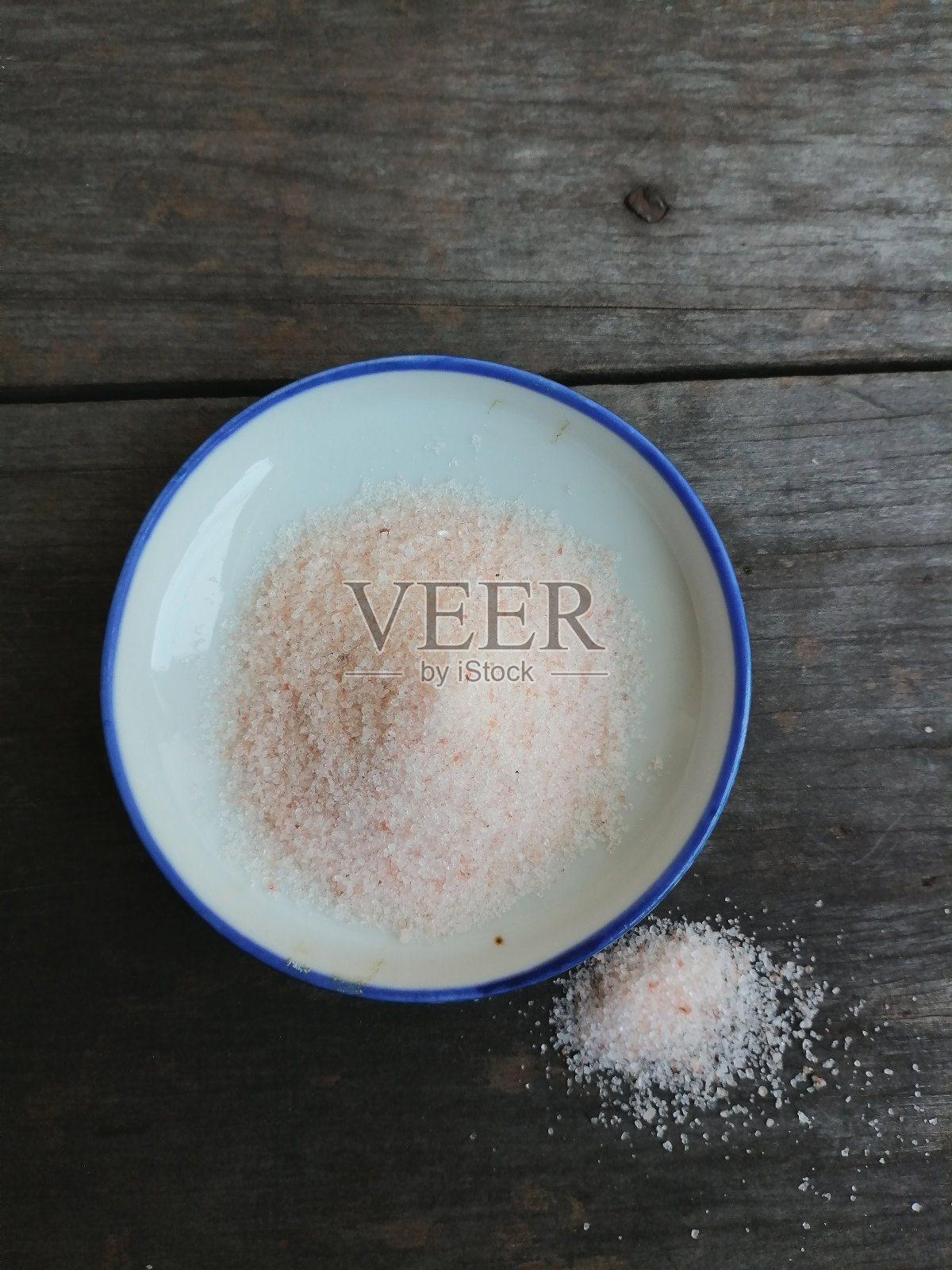 喜玛拉雅粉红盐在桌木背景上照片摄影图片