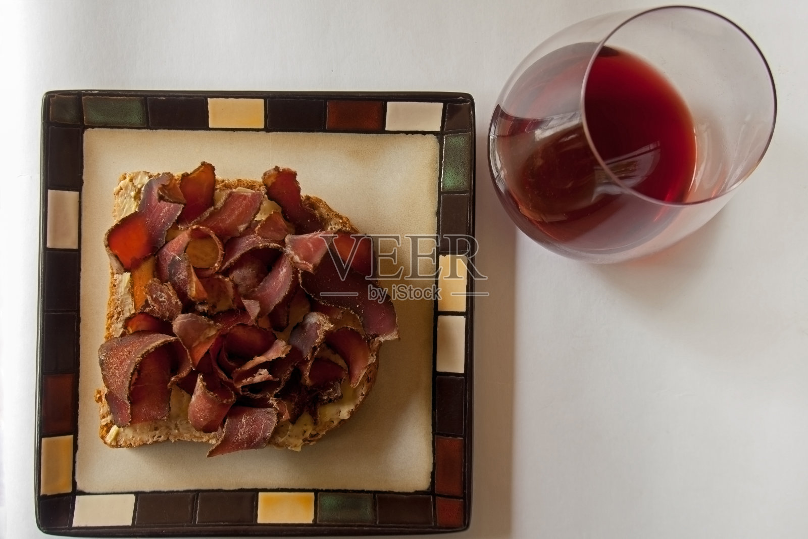 面包和红酒上的牛肉片照片摄影图片