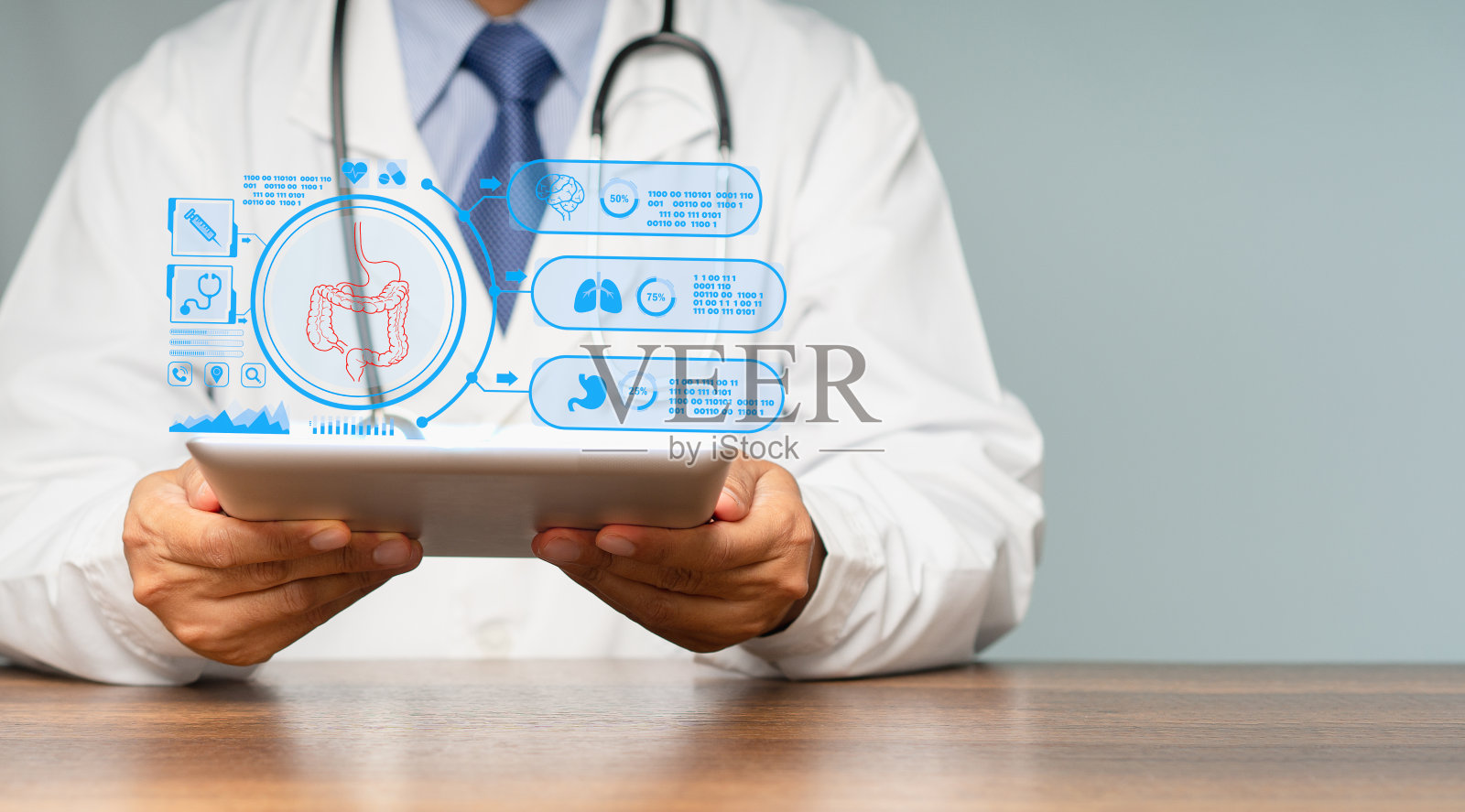 身穿白大褂的医生坐在医院的桌子旁，通过虚拟屏幕阅读肠道患者的检查报告照片摄影图片