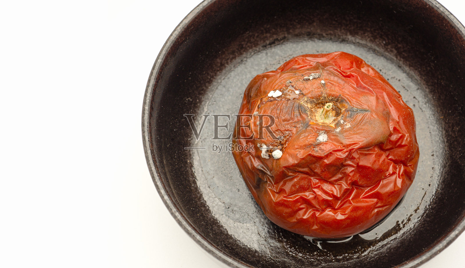 碗里有霉的烂番茄，背景是白色的照片摄影图片