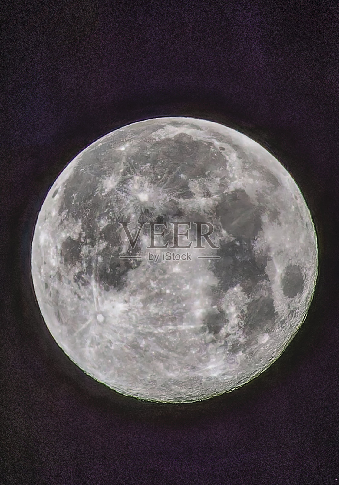 一个大月亮在一个晴朗的十一月夜晚照片摄影图片