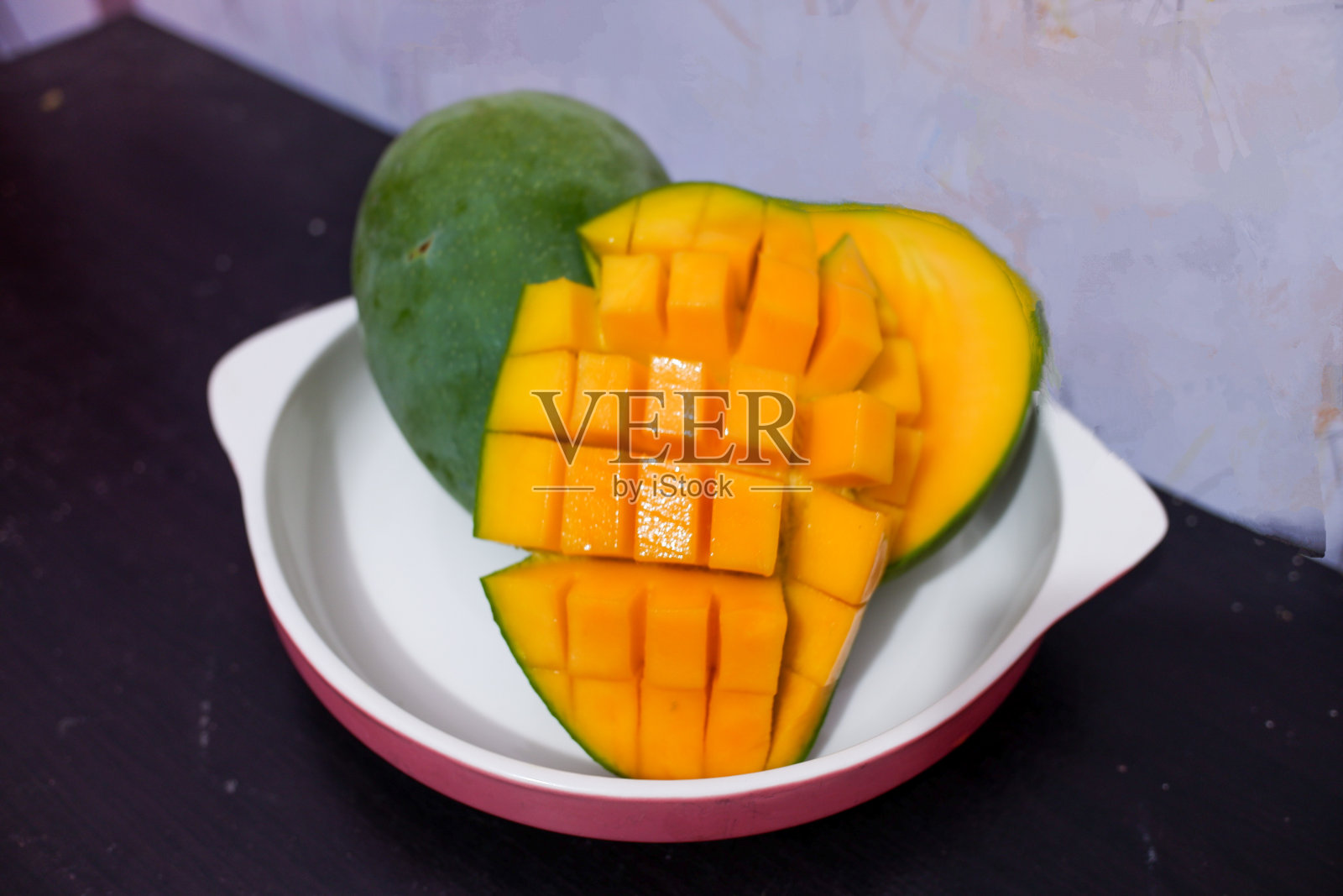 盘子里有橙色的芒果照片摄影图片