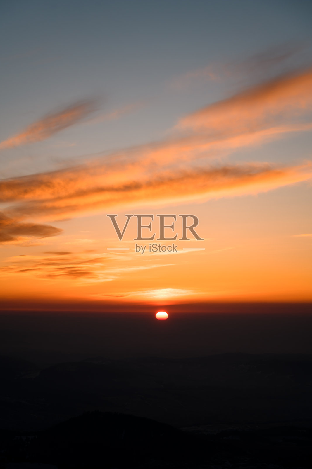 美丽迷人的夕阳，夕阳落在山和岩石后面照片摄影图片