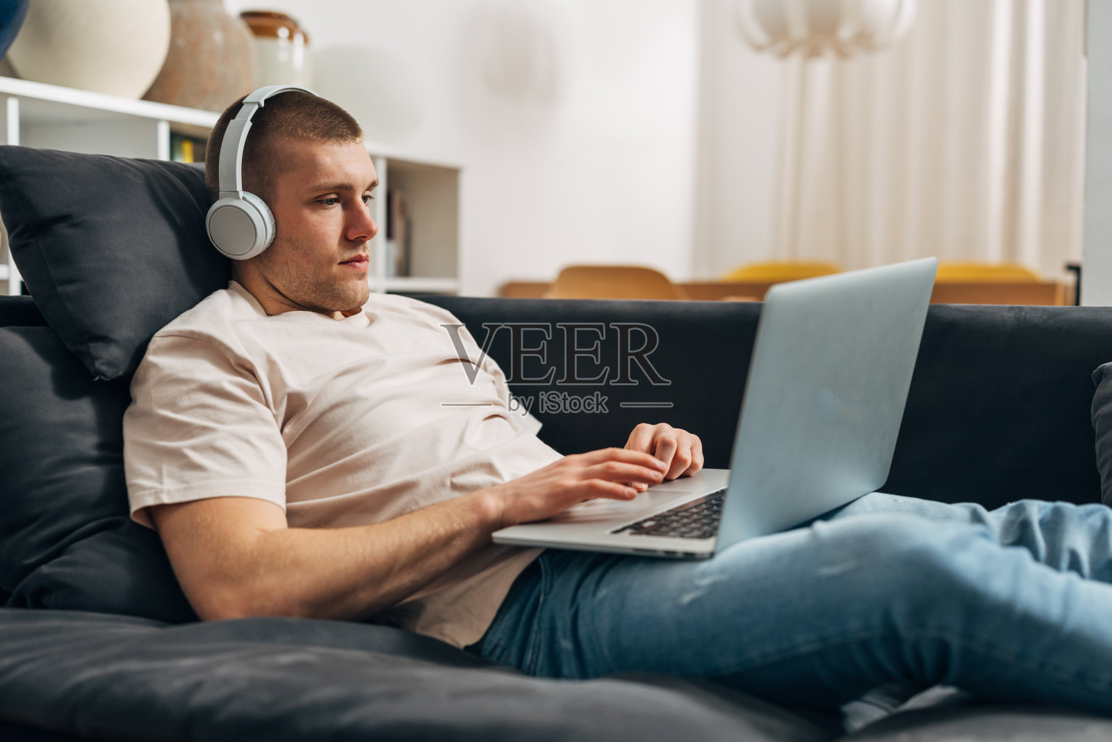 在家的男人照片摄影图片