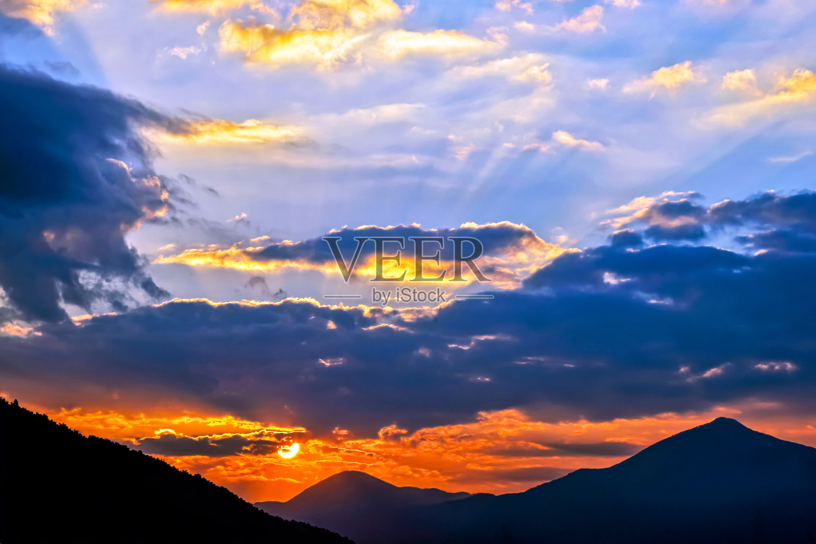 山上阳光明媚的黎明照片摄影图片