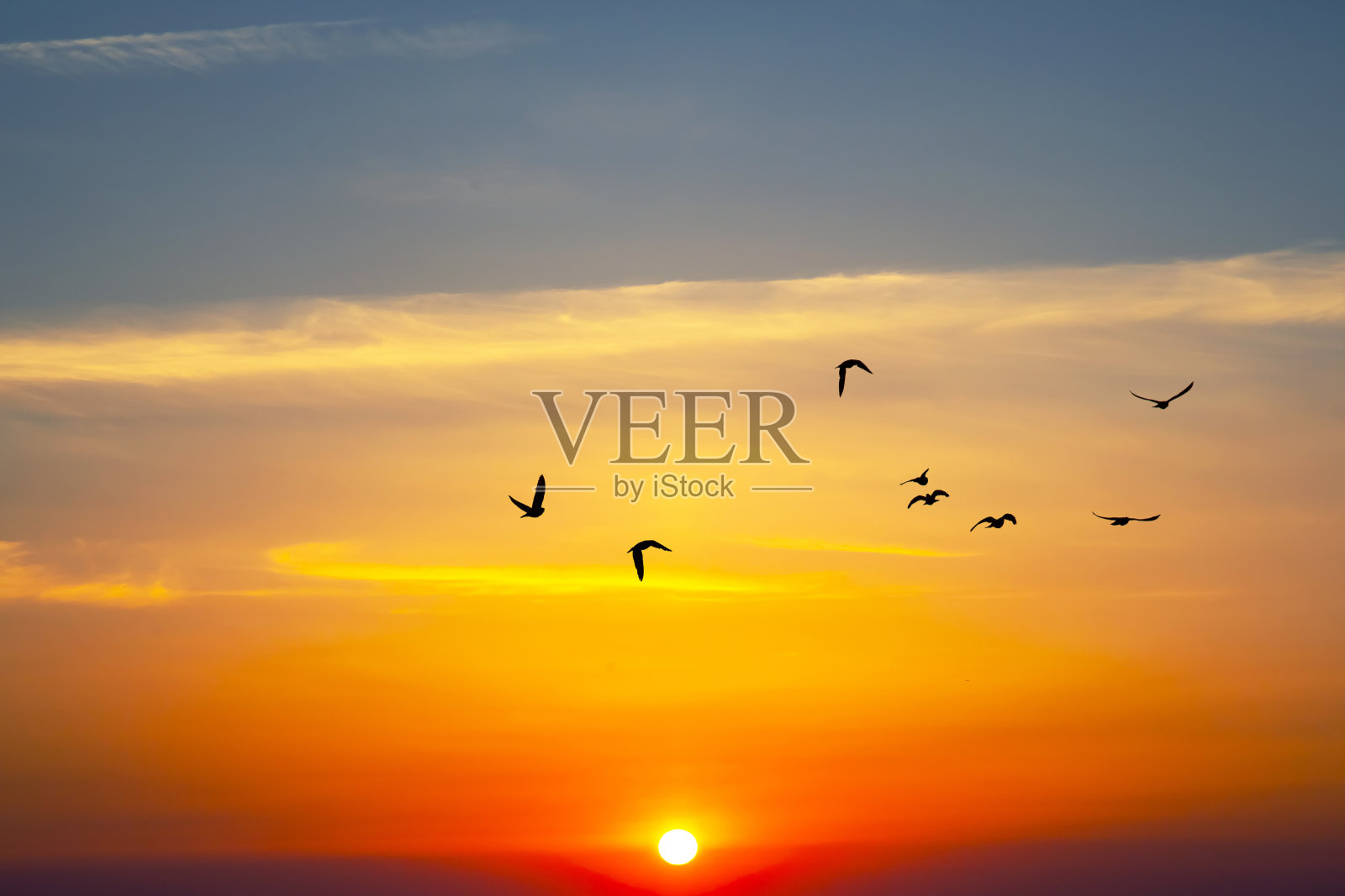 傍晚天空中五颜六色的云。日落前天空中五彩缤纷的云彩。黎明在云中照片摄影图片