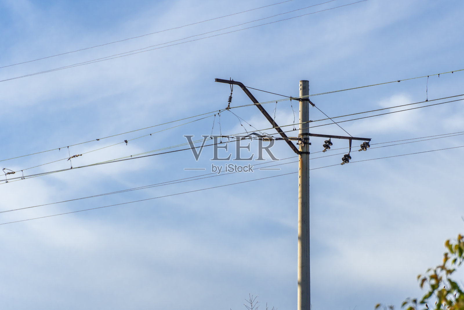 电气化铁路杆在蓝天的背景。照片摄影图片