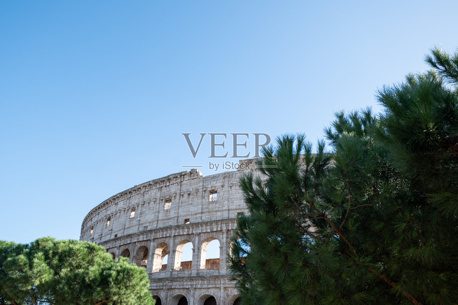 意大利罗马，一个阳光明媚的日子里，罗马斗兽场的外部全景照片摄影图片