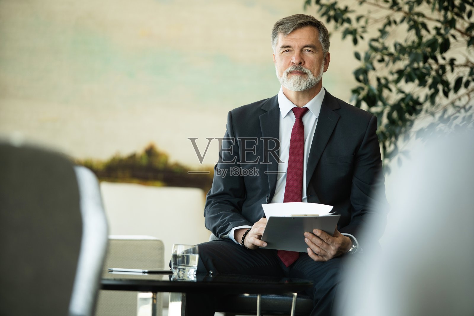 重点是严肃成熟的商人专业律师行政人员拿着纸张检查文件分析财务报告，男法律专家银行家坐在桌旁阅读合同照片摄影图片