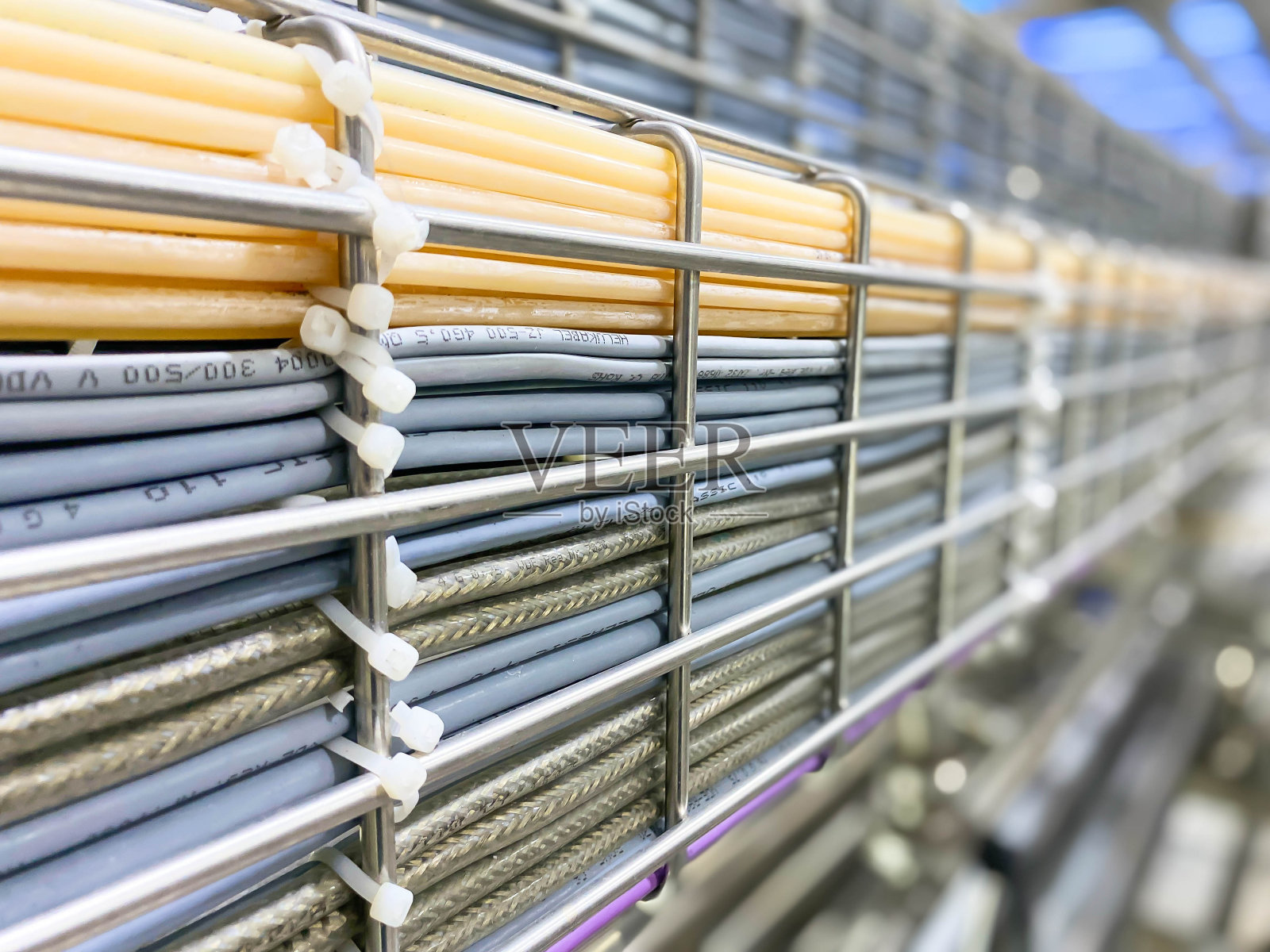 现代下游系统的控制电缆。电缆敷设在电缆桥架中。照片摄影图片