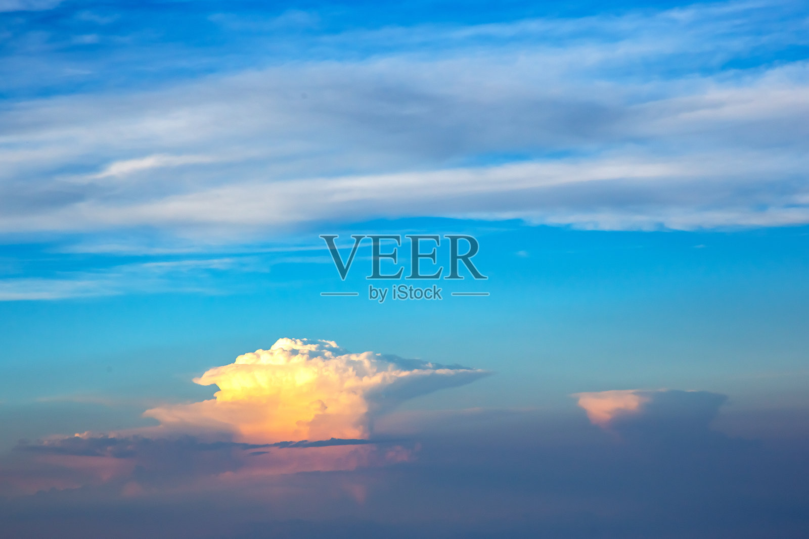 日落前天空中五彩缤纷的云彩照片摄影图片