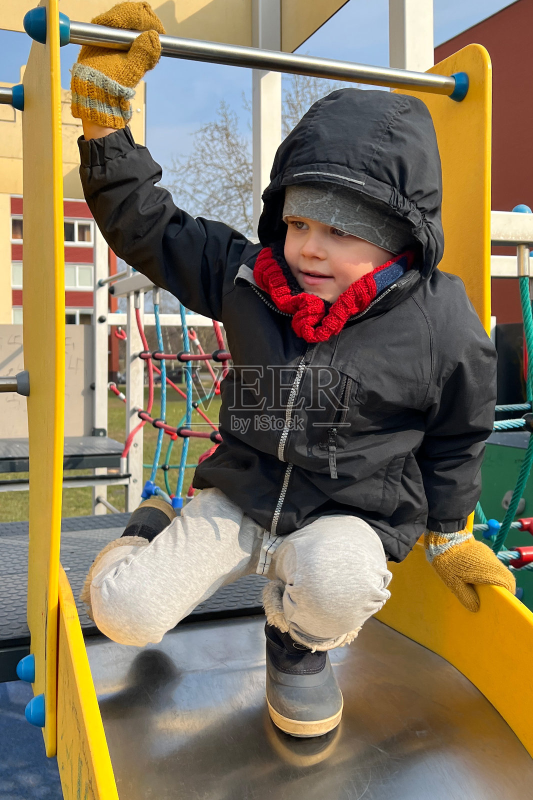 一个可爱敏捷的男孩准备在操场上滑冰照片摄影图片