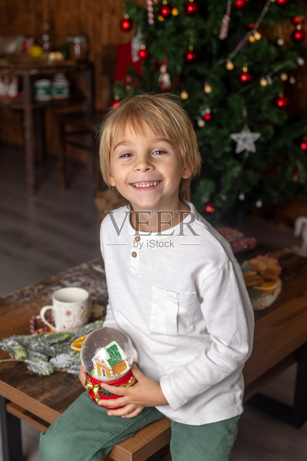 漂亮的金发孩子，年轻的学生，在装饰精美的家里玩着针织玩具照片摄影图片