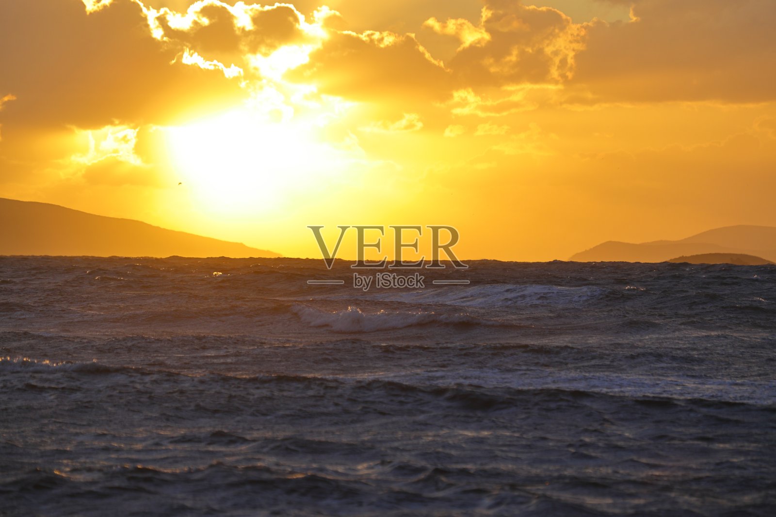 海滩上的日落。海滨小镇Turgutreis和壮观的日落。有选择性的重点。照片摄影图片