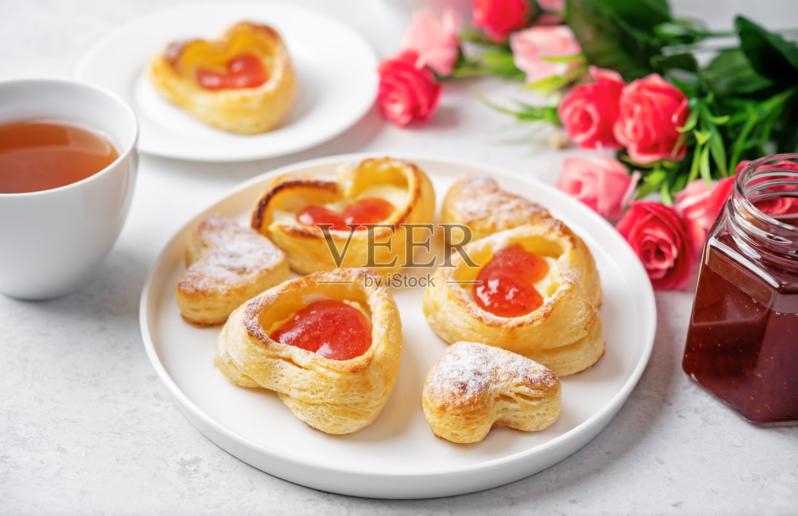 草莓果酱，奶油，奶酪泡芙蛋糕丹麦照片摄影图片