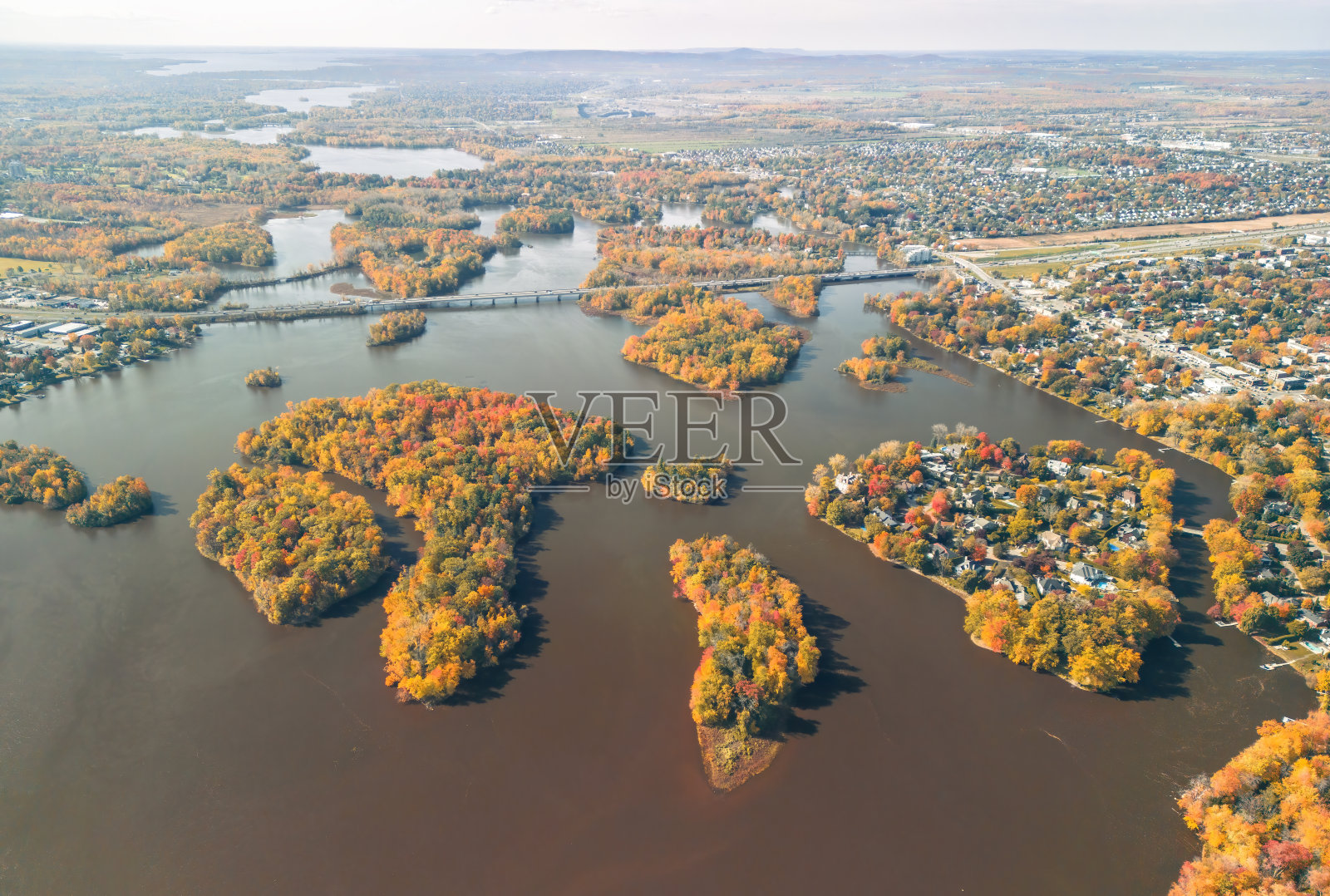 加拿大拉瓦尔的秋天，鸟瞰图照片摄影图片