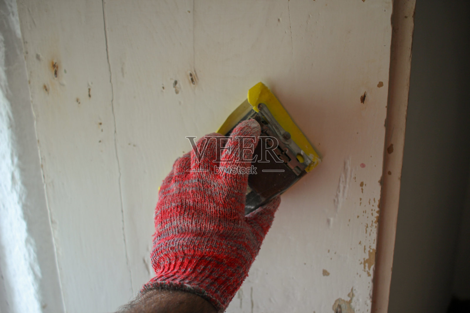 戴着手套的手用砂纸在白木窗上打磨照片摄影图片