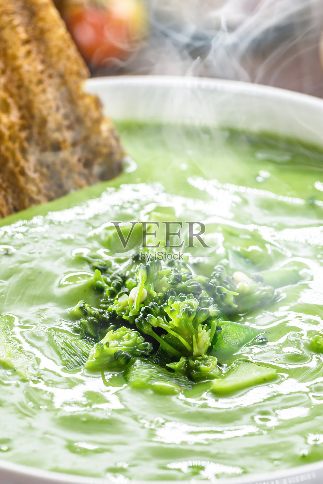 自制的绿色蔬菜、豌豆和西兰花汤，热腾腾的素食汤照片摄影图片