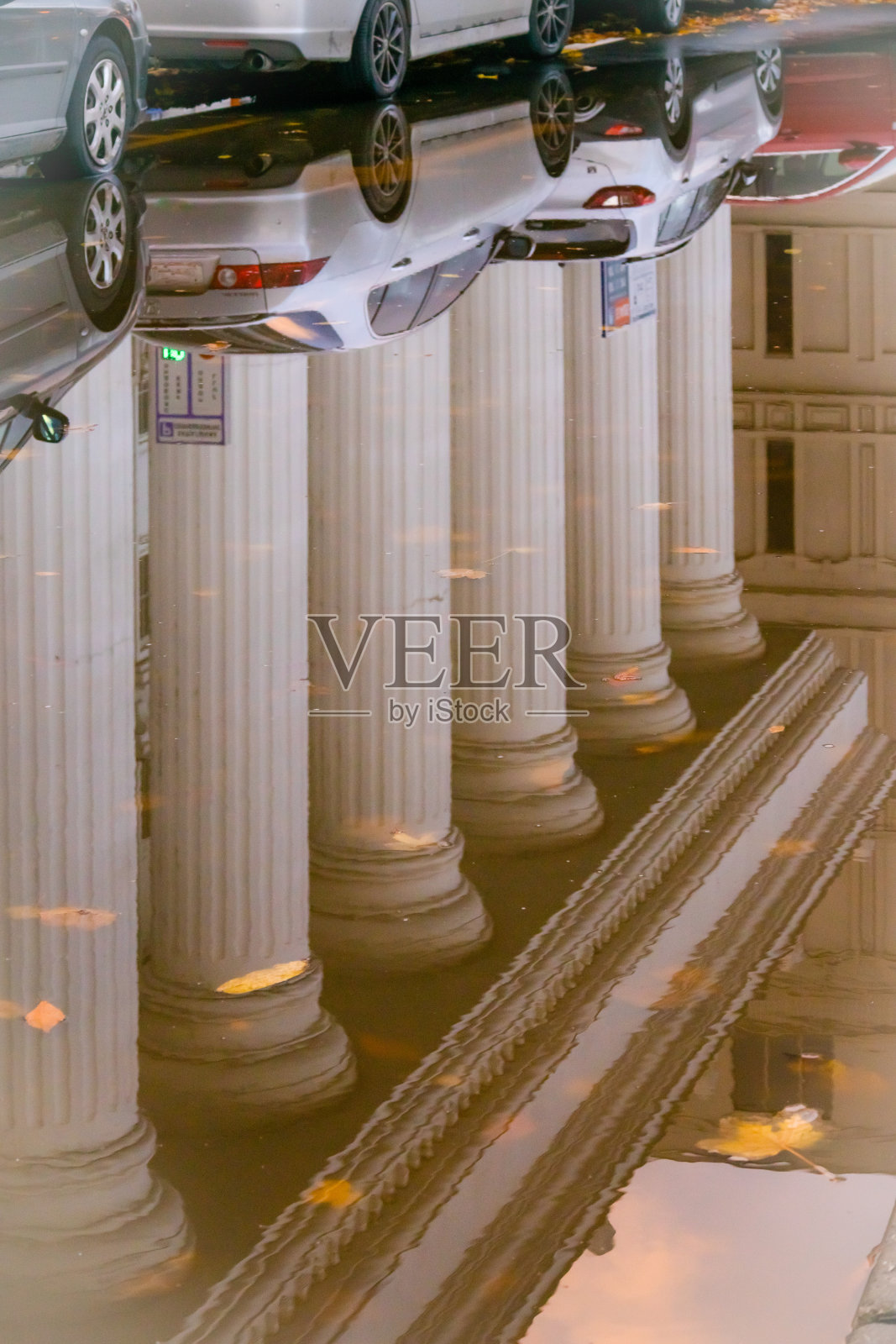 罗马柱与秋叶在水中的倒影照片摄影图片