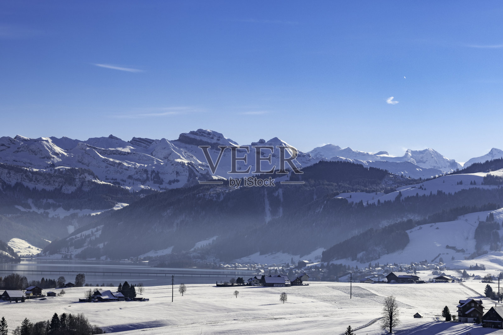 初冬，瑞士中部艾因西德尔附近的第一场雪照片摄影图片