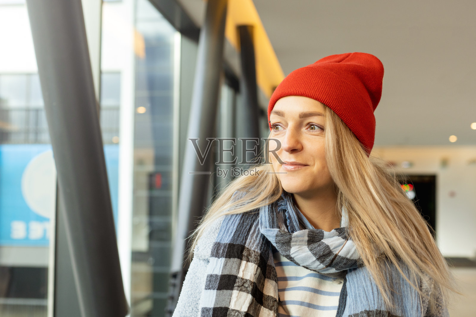 一个带着红色针织帽的迷人的38岁女人的肖像照片摄影图片