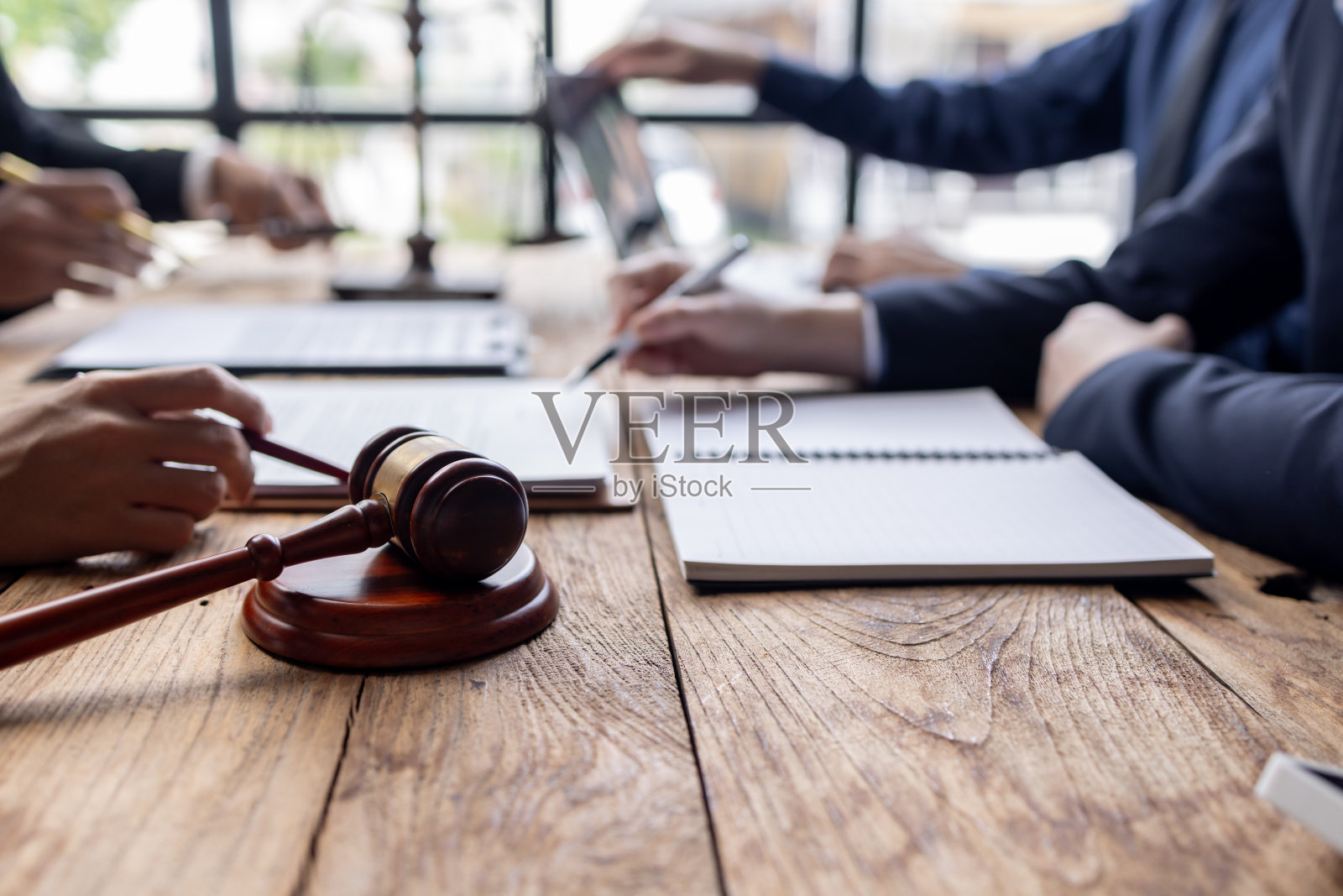 在律师事务所工作的女律师。法官用正义的天平敲击木槌。法律、律师、忠告和正义观念。照片摄影图片