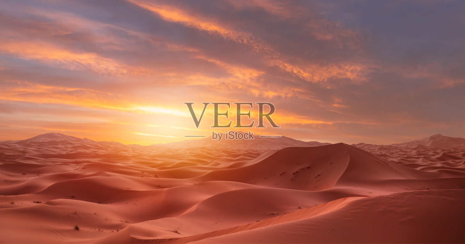 撒哈拉沙漠的沙丘在令人惊叹的日出，Merzouga，摩洛哥-橙色沙丘在摩洛哥沙漠-撒哈拉沙漠，摩洛哥照片摄影图片