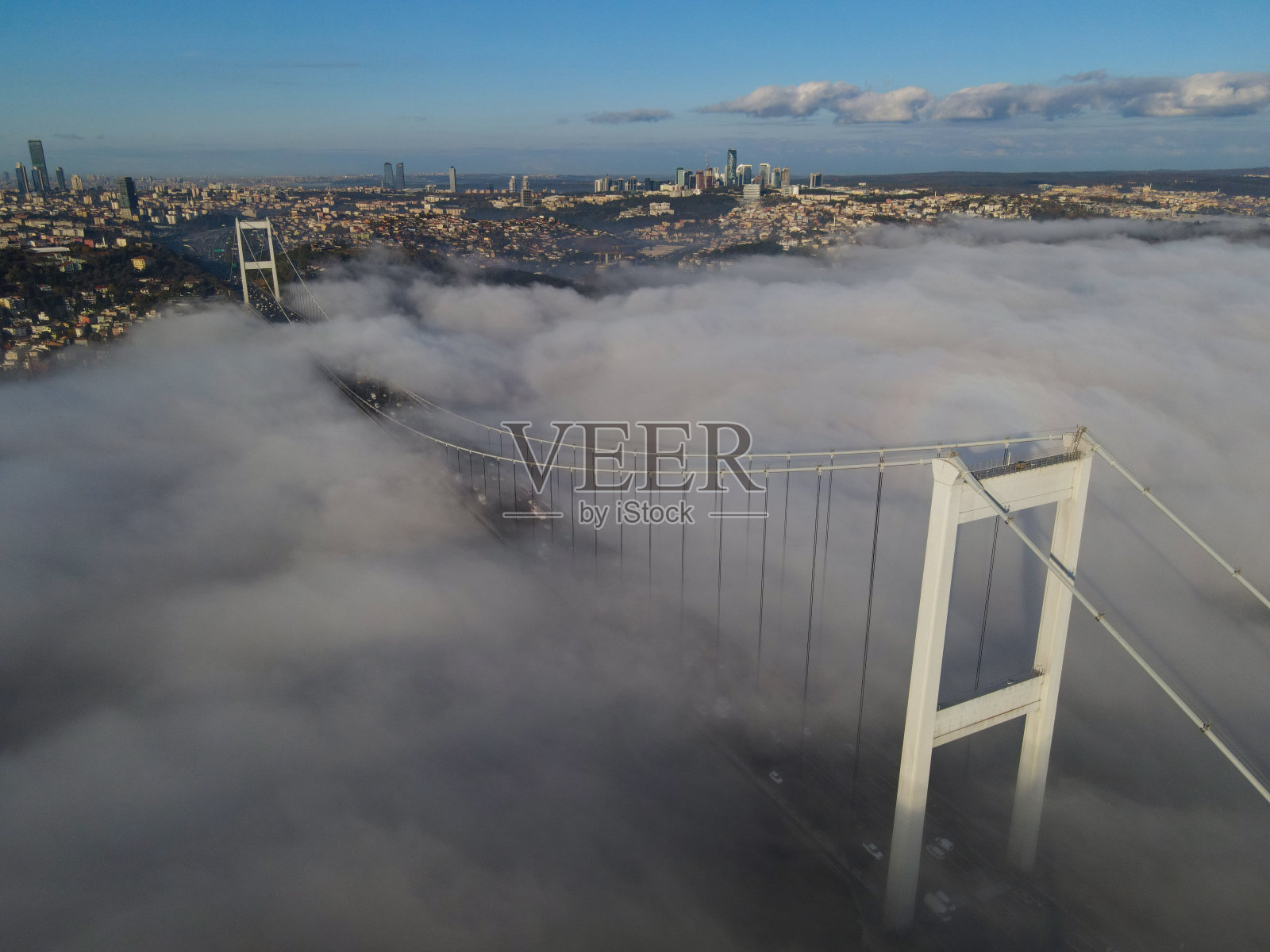 雾中的法提赫苏丹穆罕默德大桥无人机照片，位于土耳其伊斯坦布尔照片摄影图片