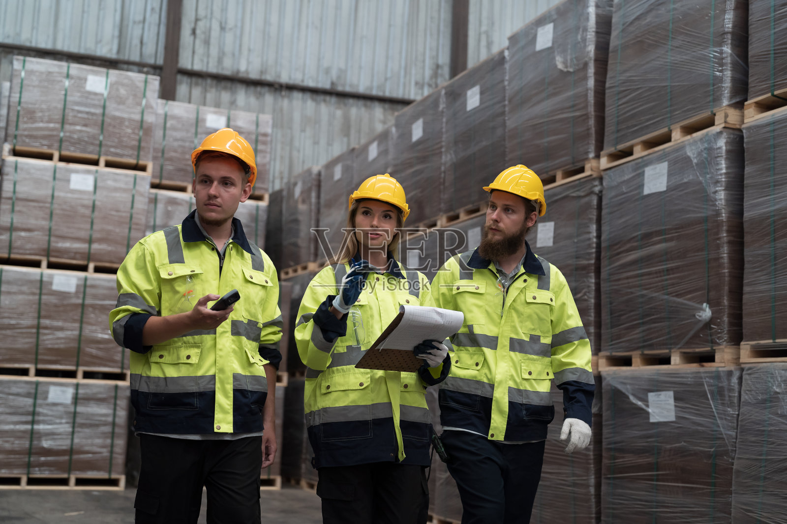 仓库的概念。在仓库工作的一群男女仓库工人照片摄影图片