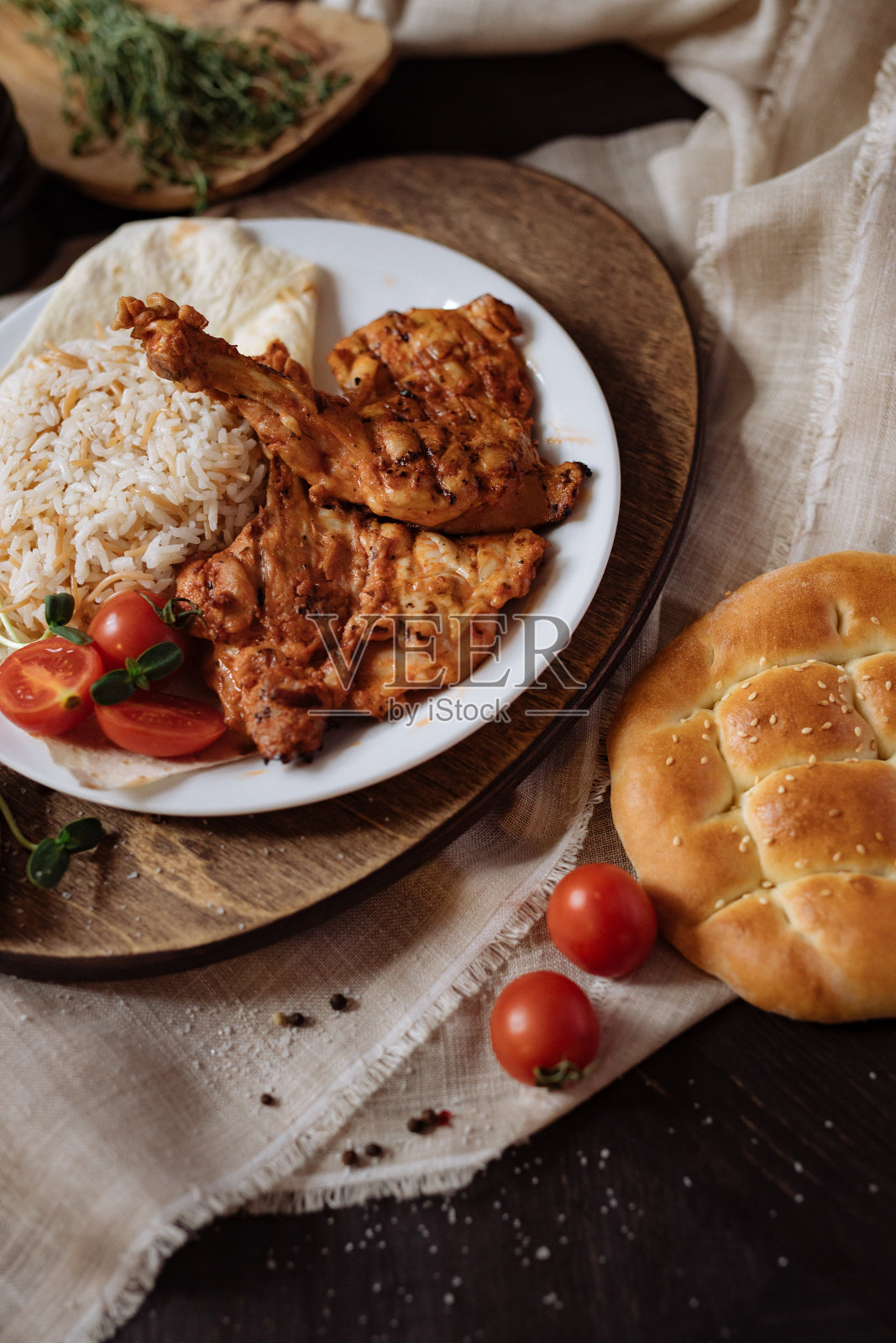 民族菜饭配肉照片摄影图片