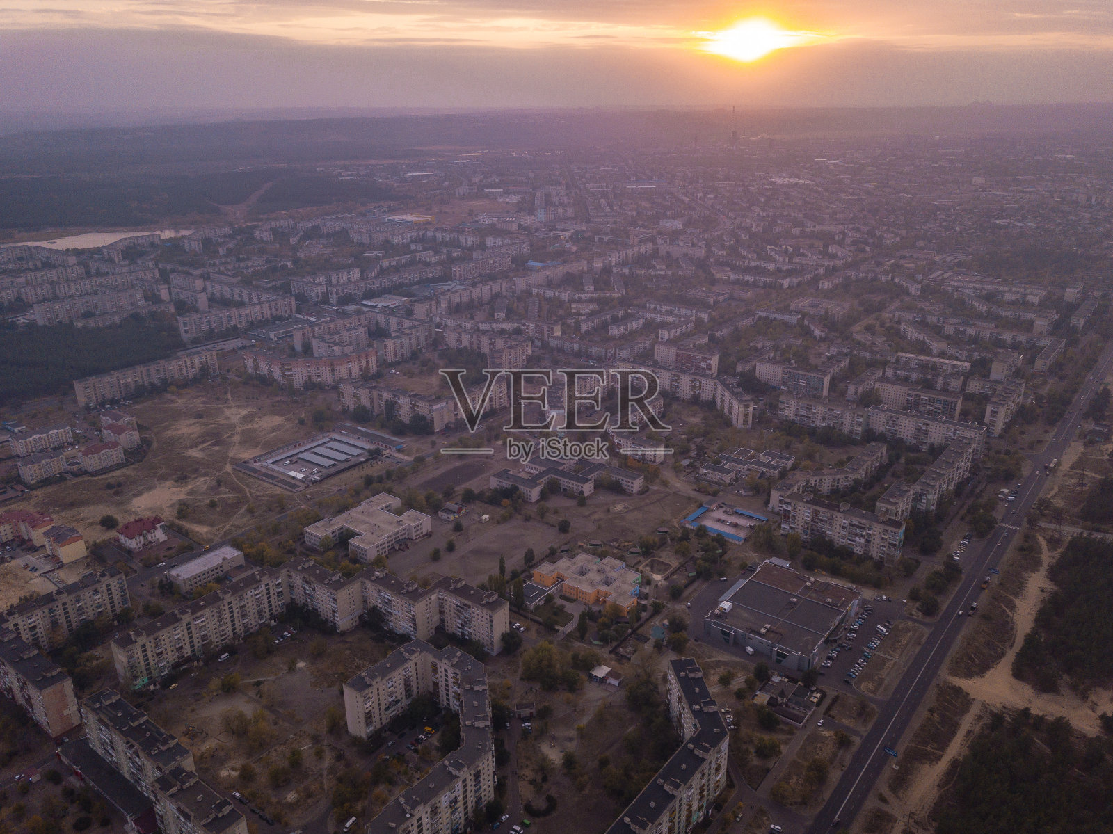 乌克兰小城市的无人机俯视图。城市风貌照片摄影图片