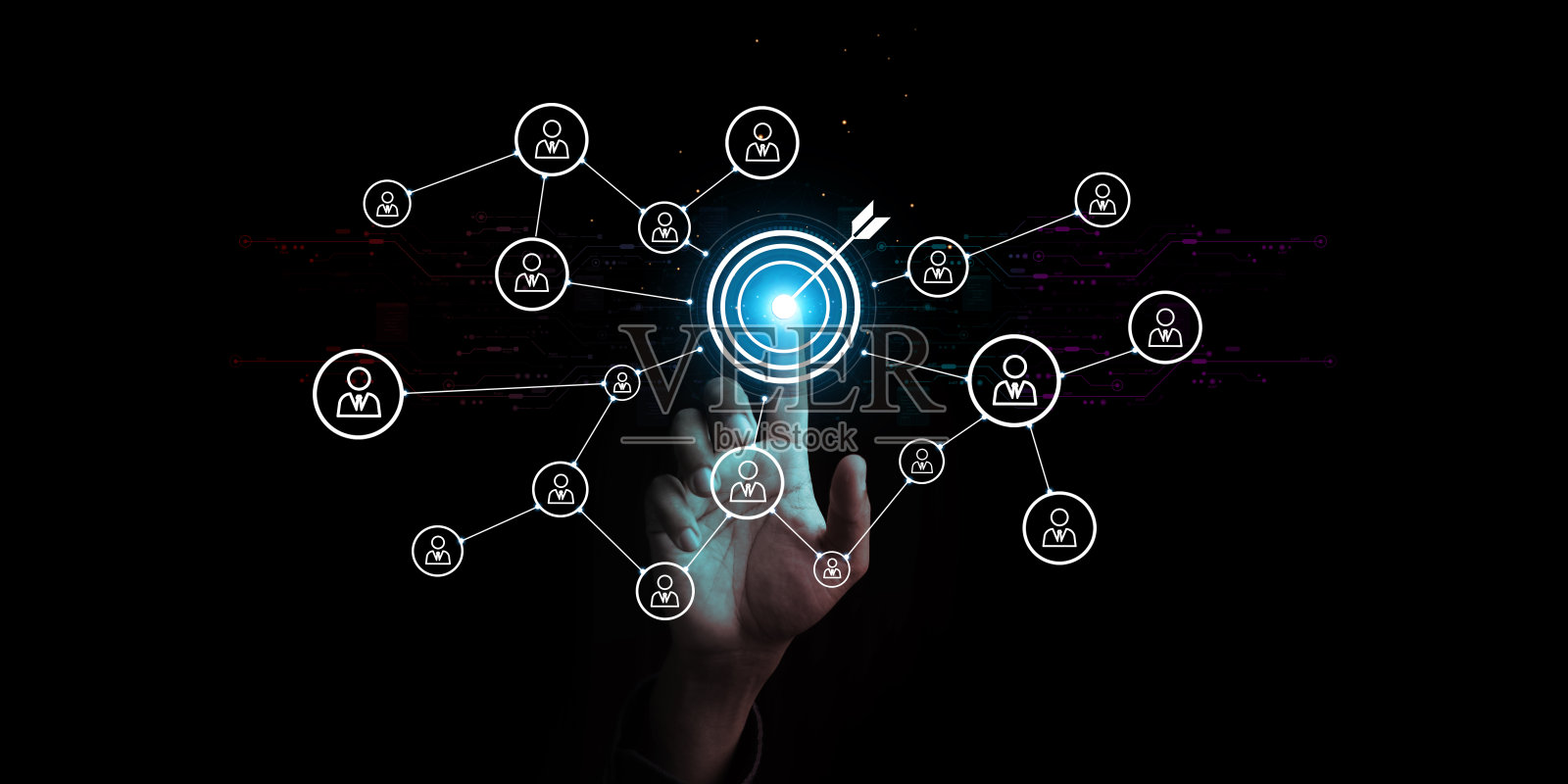 白色飞镖和白色箭头与人的图标连接，为客户关注的目标群体和客户关系管理理念。照片摄影图片