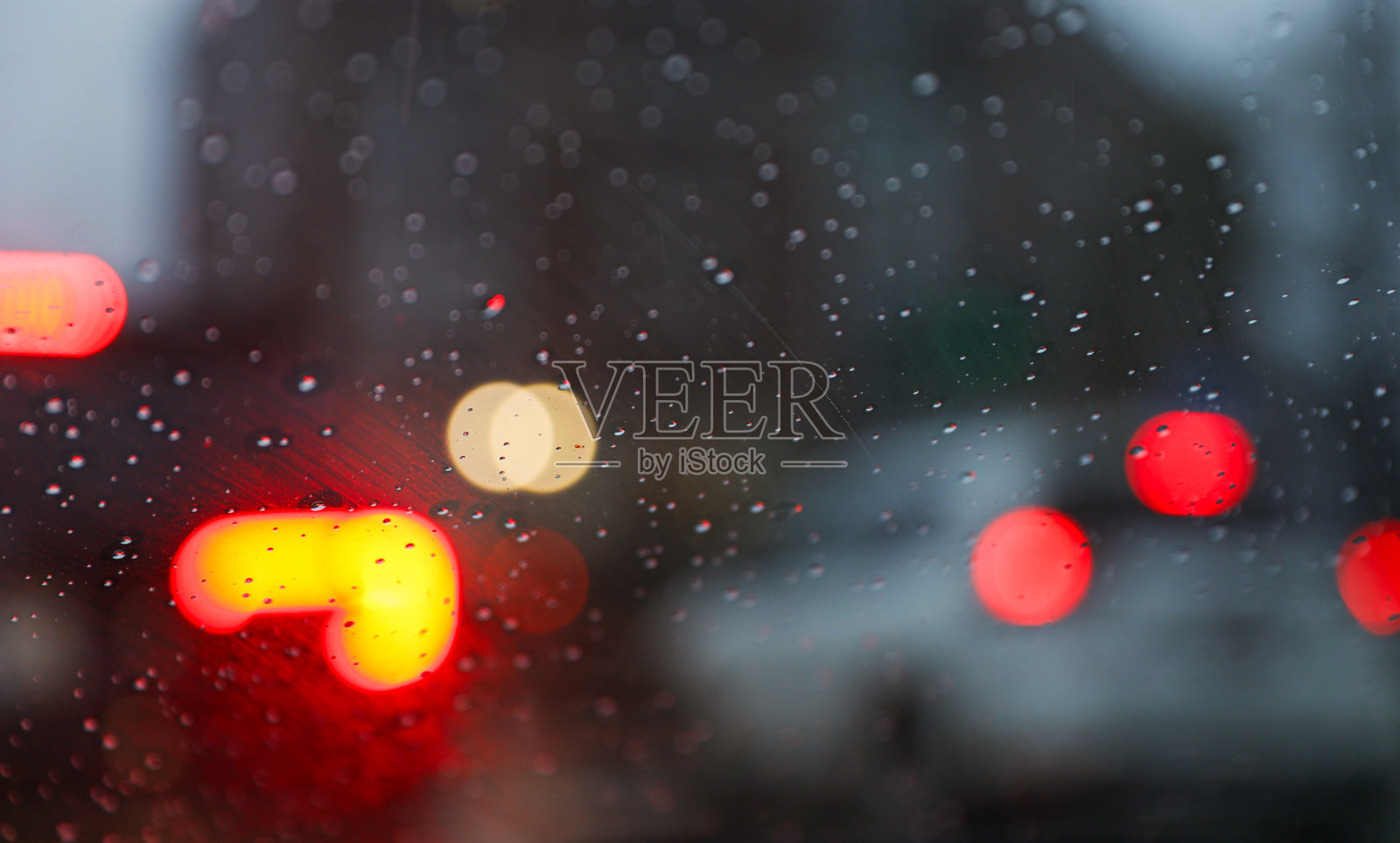 雨滴点缀着窗玻璃，营造出一种忧郁的氛围，象征着雨天的孤独、内省和大自然的宁静之美照片摄影图片