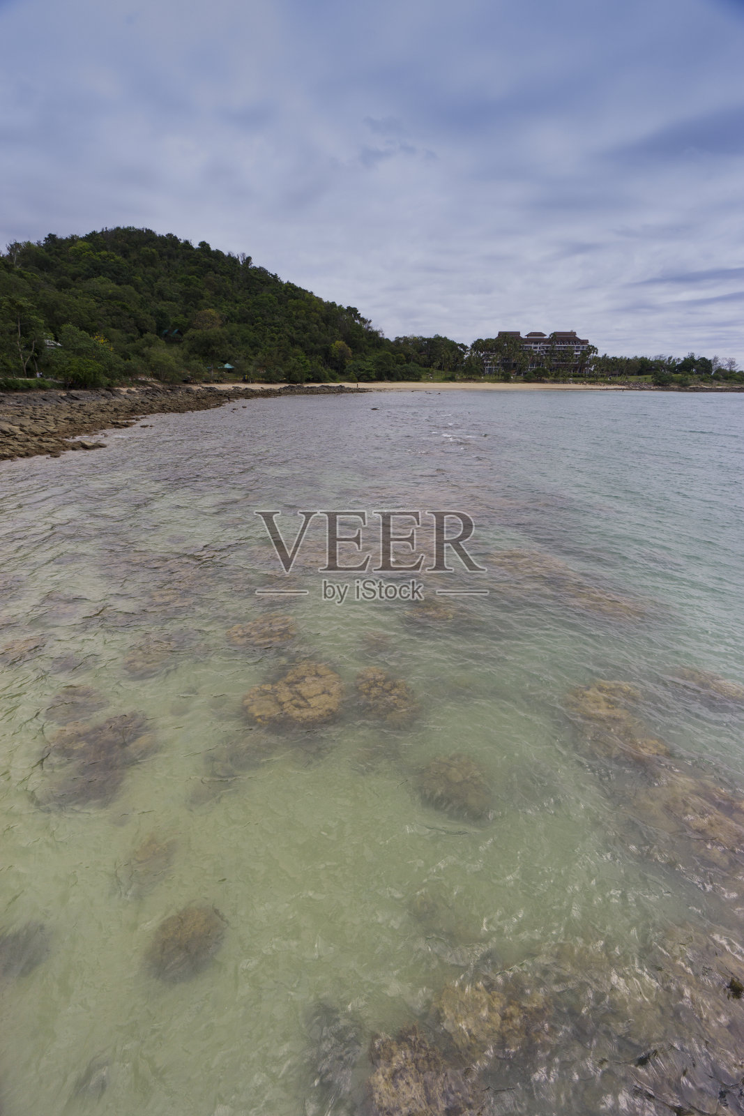 热带海滩和海洋以其独特的特色和海岸线照片摄影图片