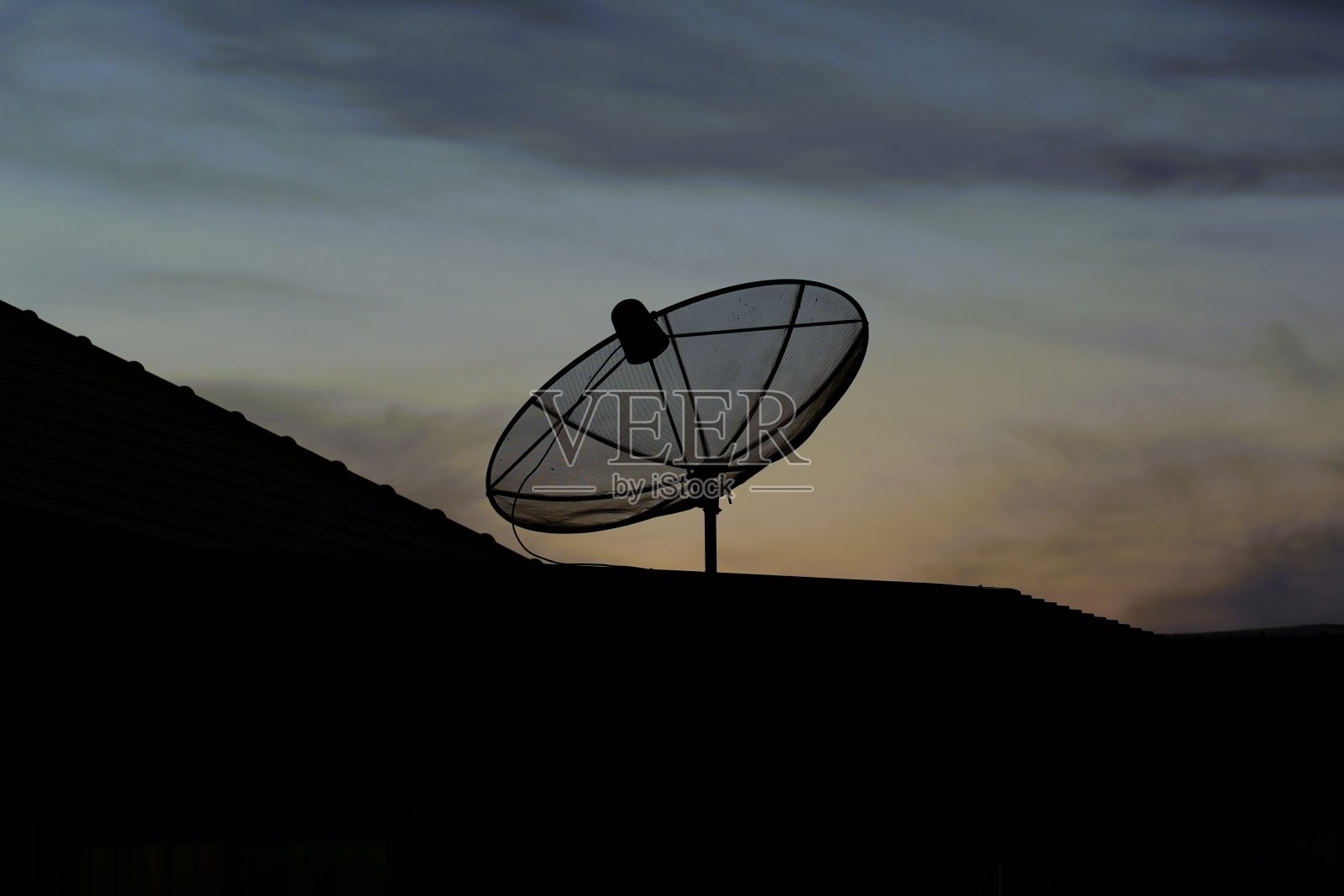 黄昏时屋顶上的卫星天线照片摄影图片