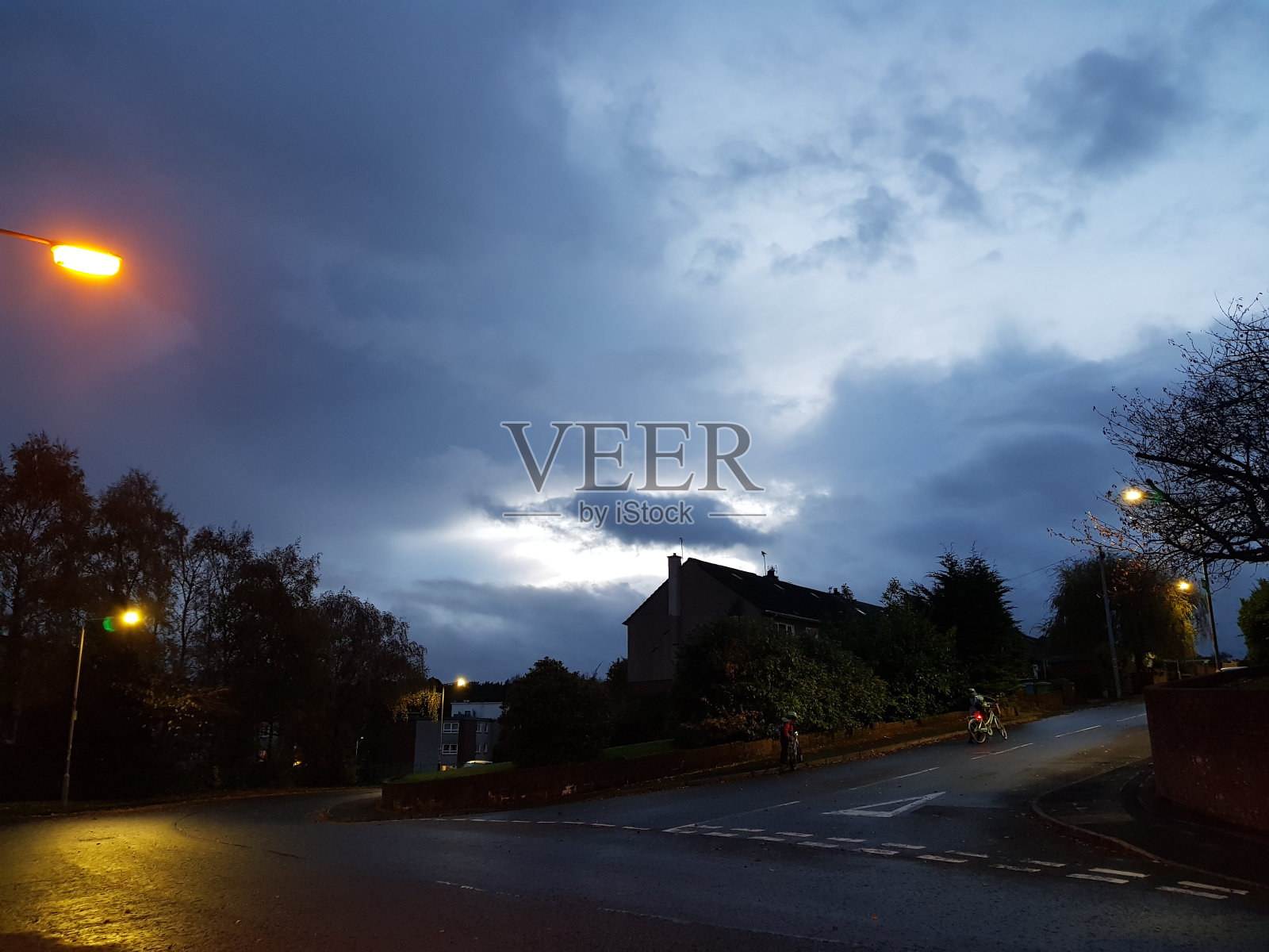 在苏格兰、英格兰、英国的格拉斯哥，秋天黄昏时树木和建筑物的剪影照片摄影图片