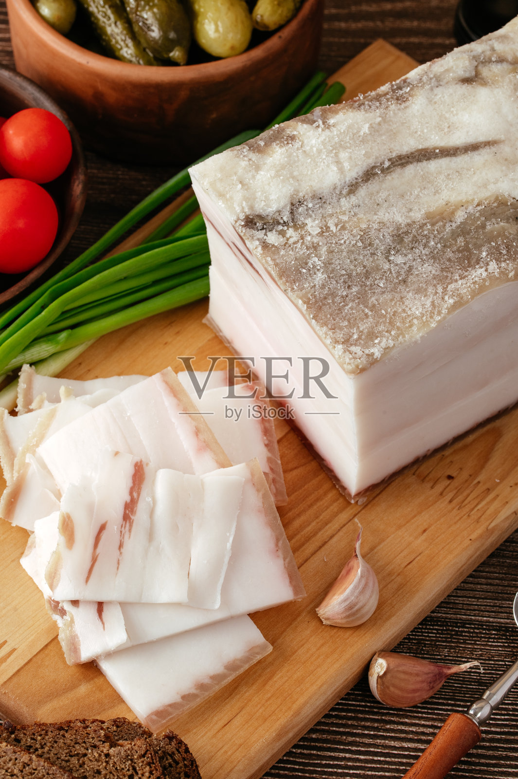 木桌上放着自制的咸肉照片摄影图片