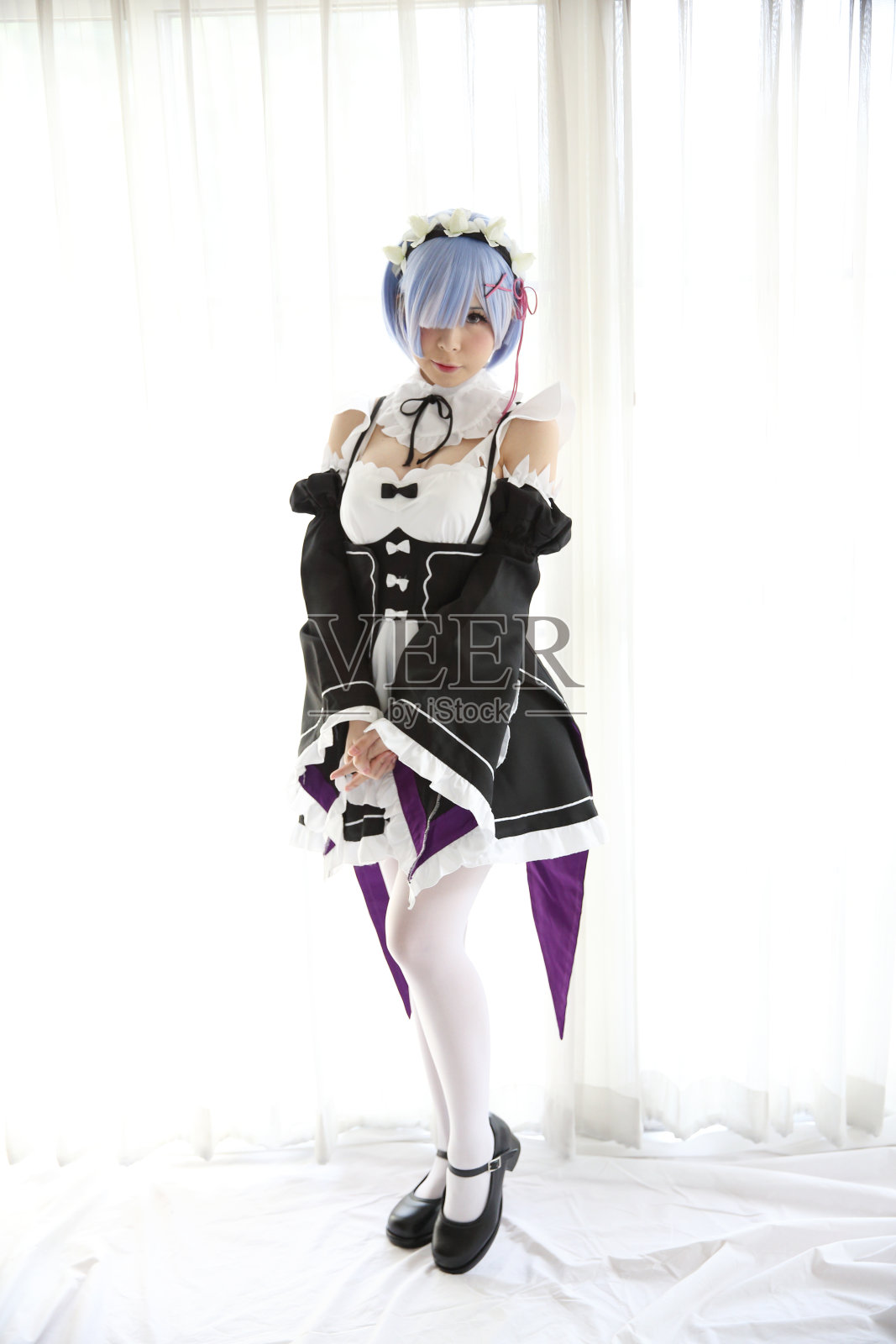 白色调的日本动漫cosplay女孩照片摄影图片