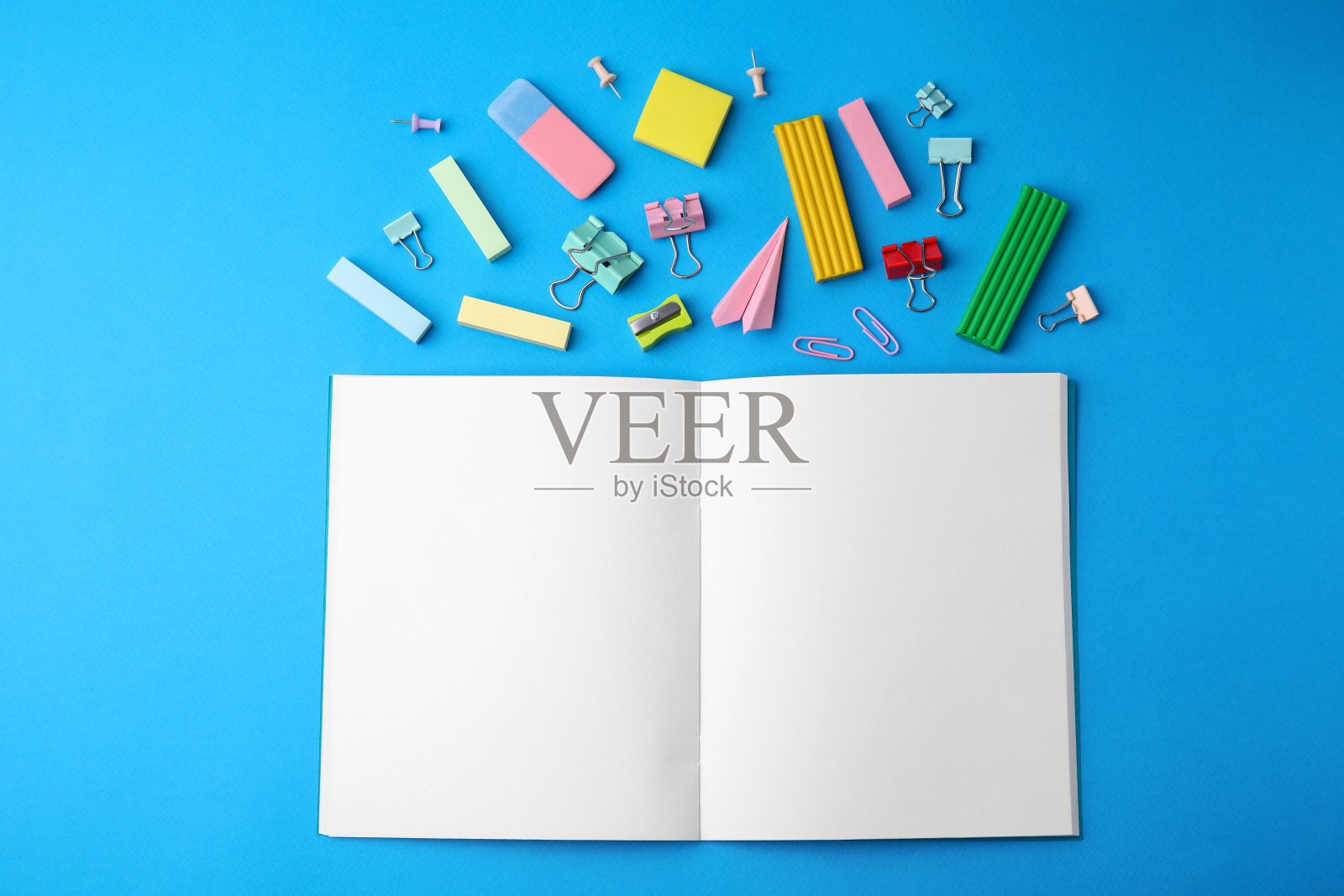 浅蓝色背景的学校文具平面构图。回到学校照片摄影图片