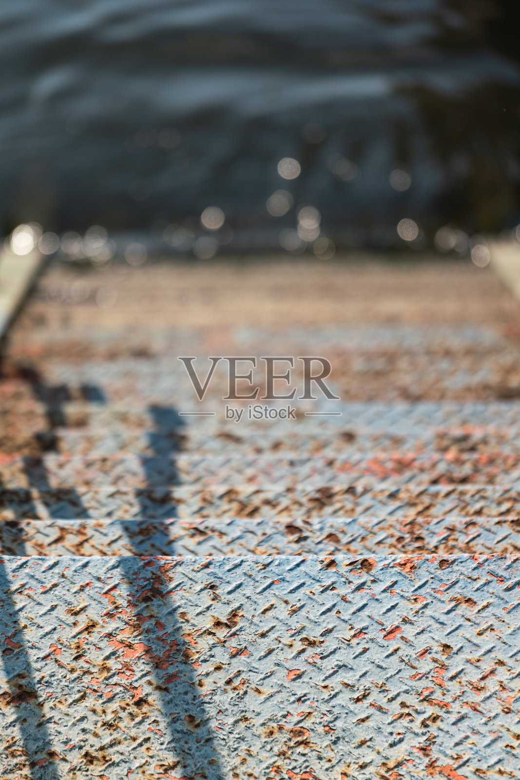 天桥上生锈的金属平台。照片摄影图片