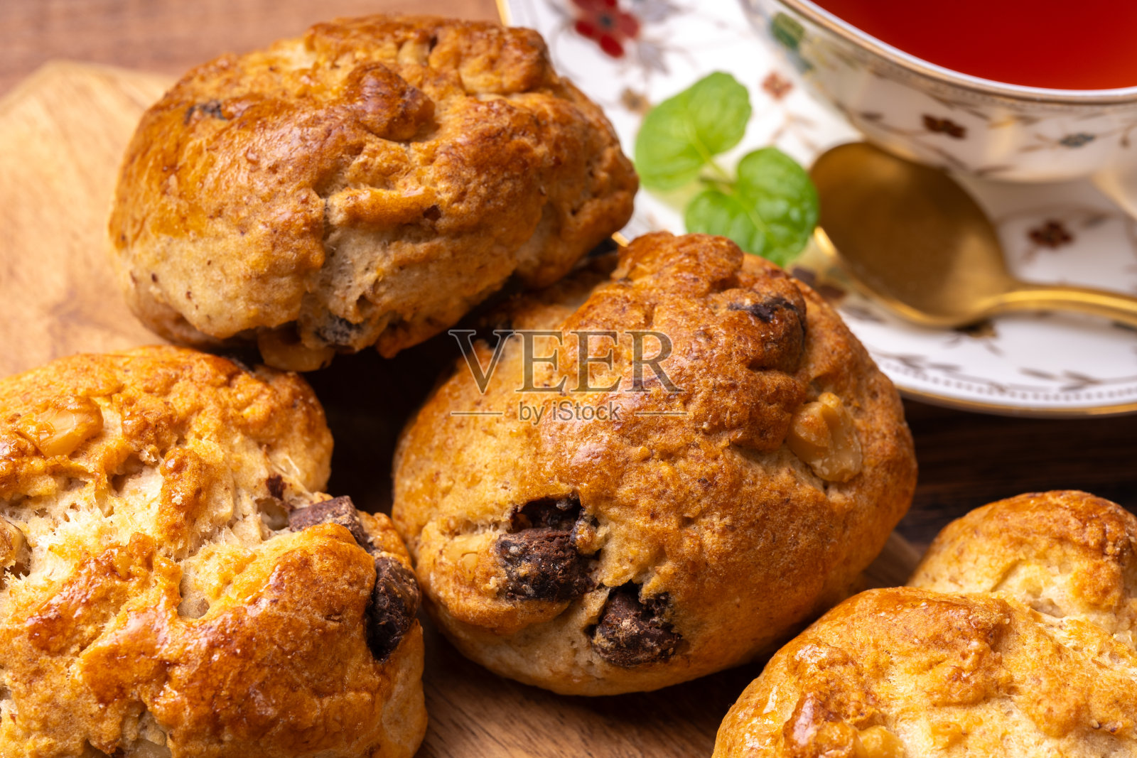 巧克力片和核桃松饼照片摄影图片