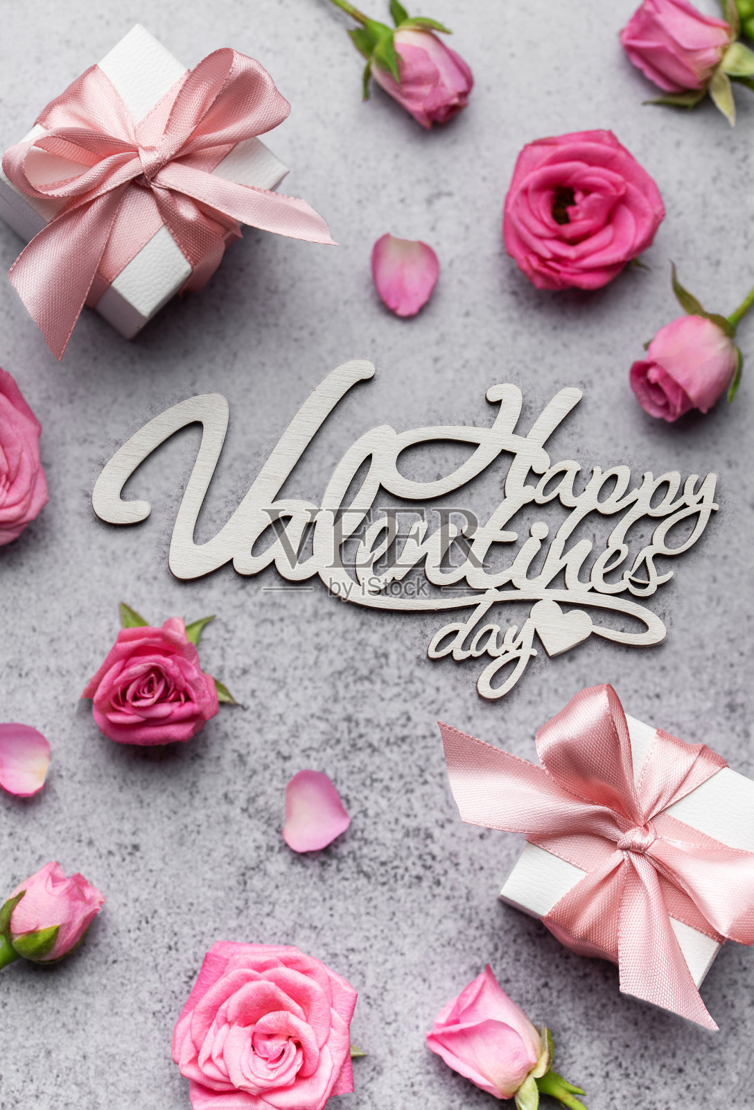 情人节贺卡。粉色玫瑰和礼品盒照片摄影图片