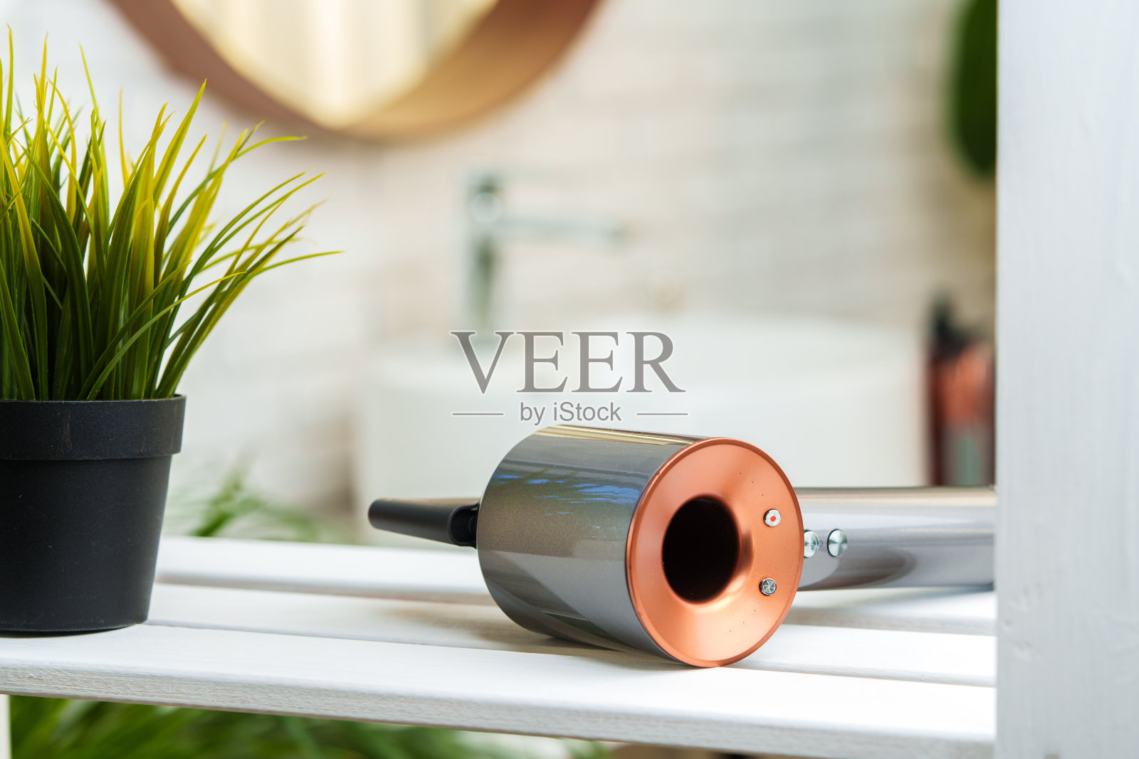 电吹风在浴室的柜台上。照片摄影图片