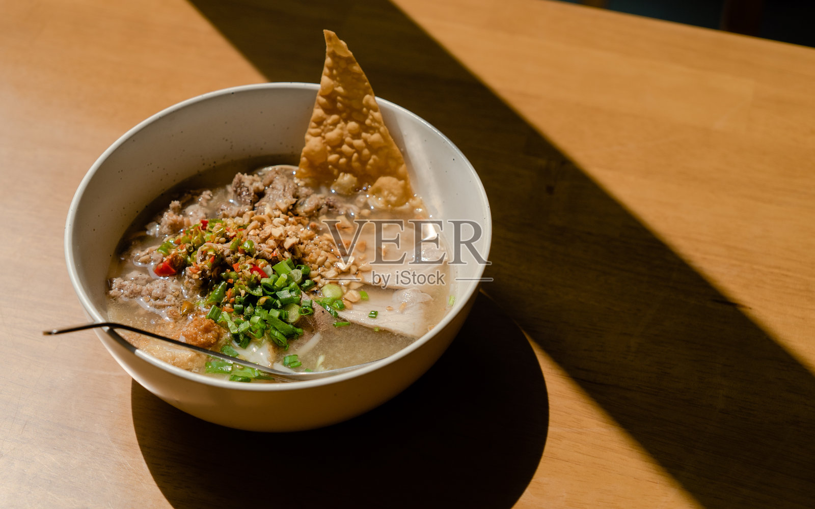 泰式猪肉米粉、猪肉丸子和脆炸馄饨。夏日的每日光照。照片摄影图片